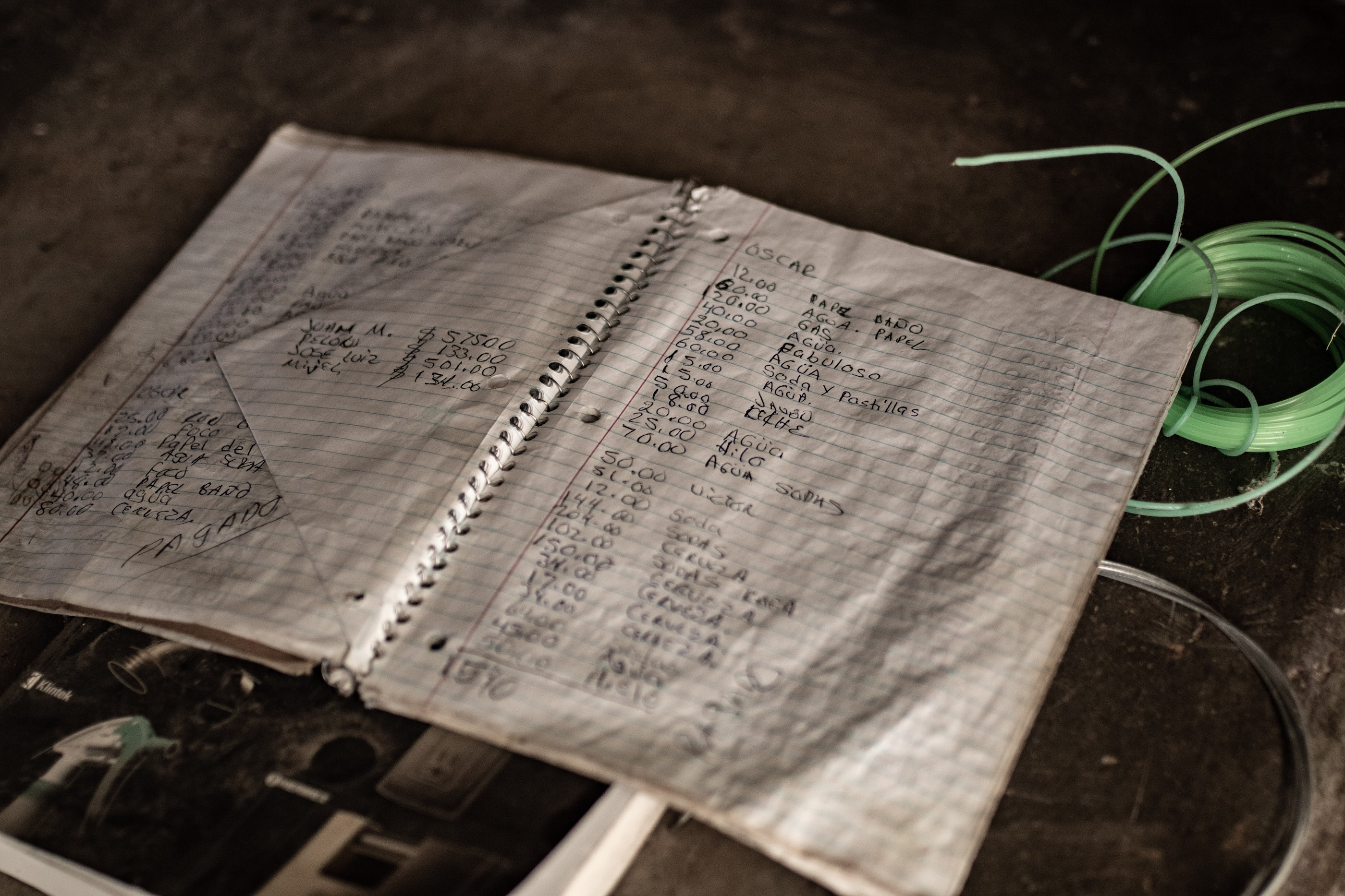 Lista de productos y precios en una tienda abandonada en la comunidad jerezana de La Barca.