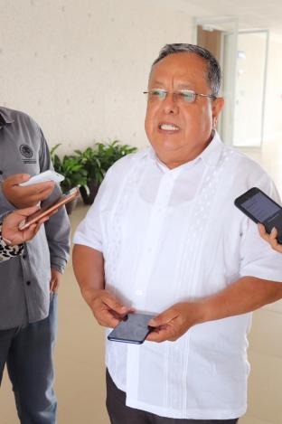 José Huerta Aboytes mostrando el celular que paga con recursos propios