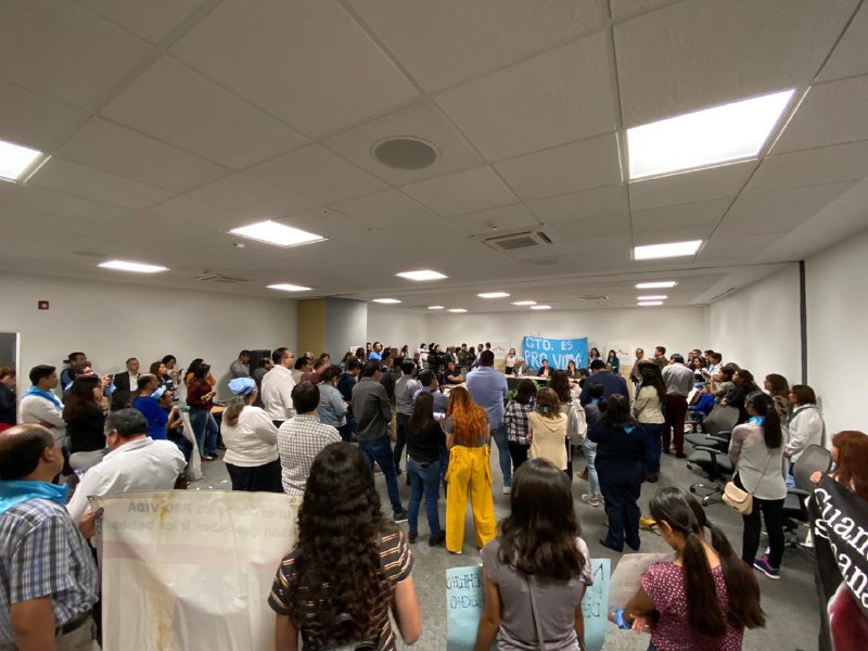 Organización en contra de la interrupción legal del embarazo abarrotó los salones de comisiones, sin que se tomaran las medidas que minutos antes había dado el secretario de Salud a diputados. Fotografía Alex Ramblas