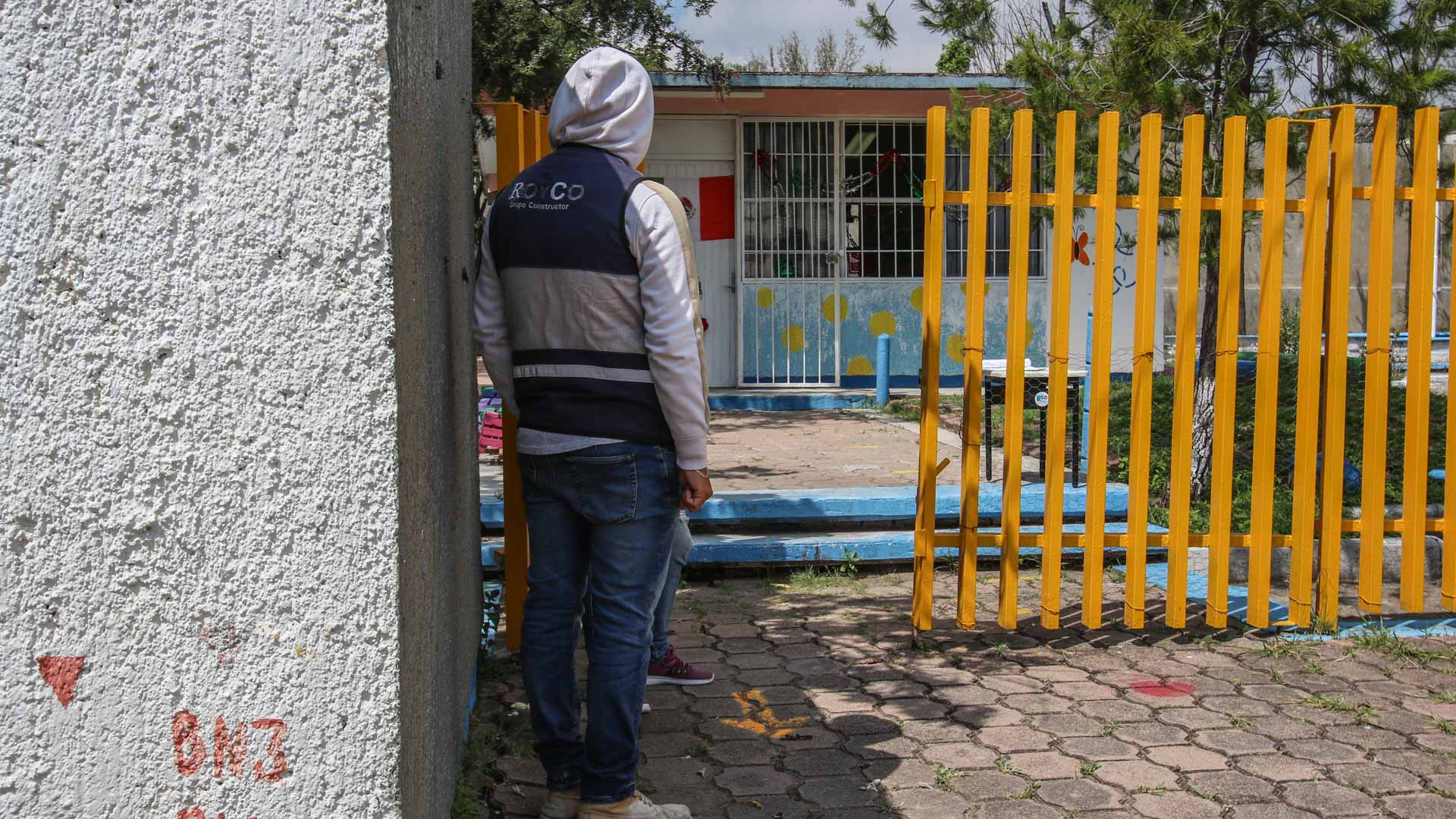 Trabajadores de Padilla Cordero continúan solicitando acceso al kínder para la obra. Foto: Juan José Plascencia