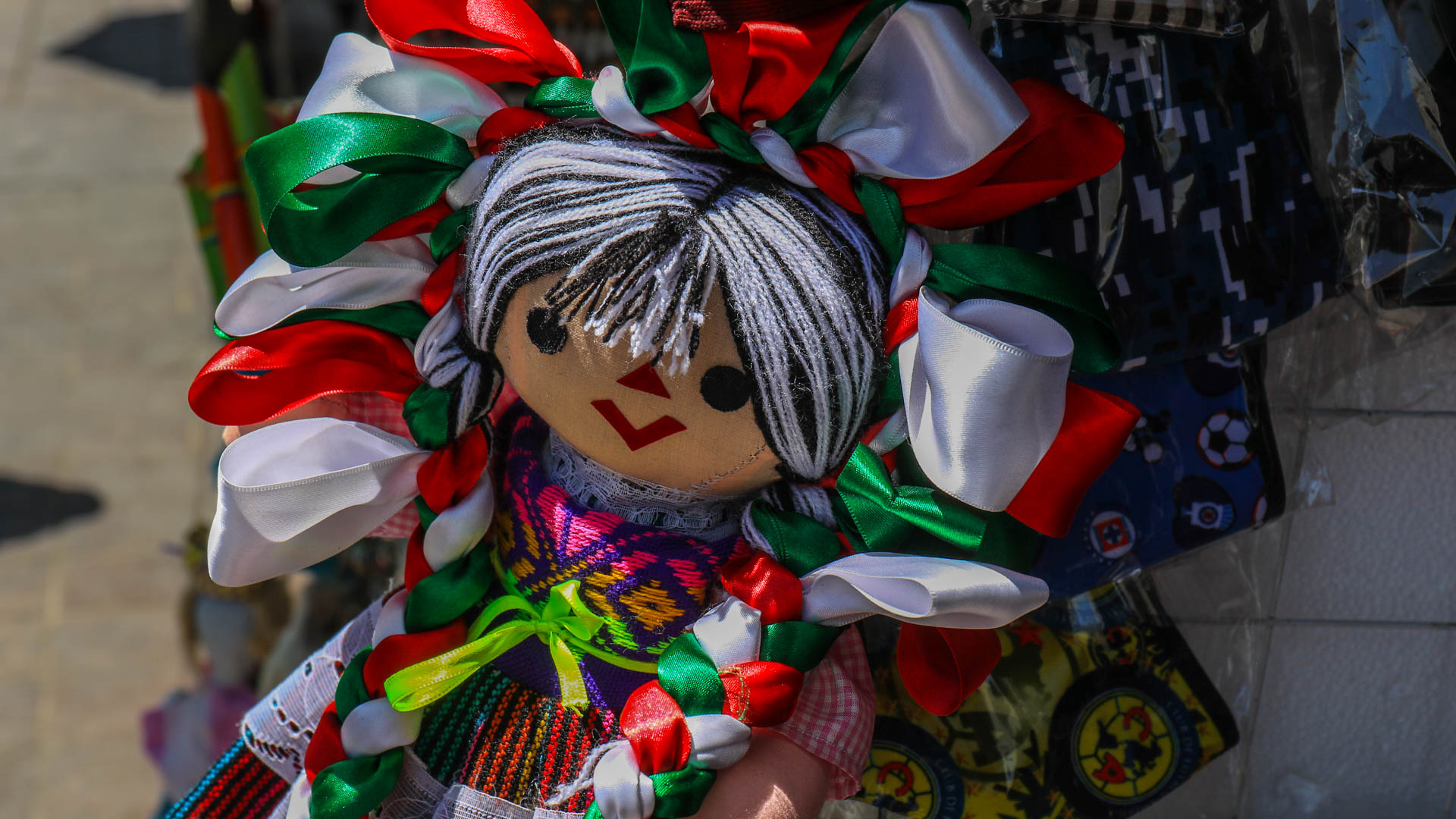 Una "lele" o muñeca otomí de trapo, caracterizada como "Mamá Coco", de la película de Disney.