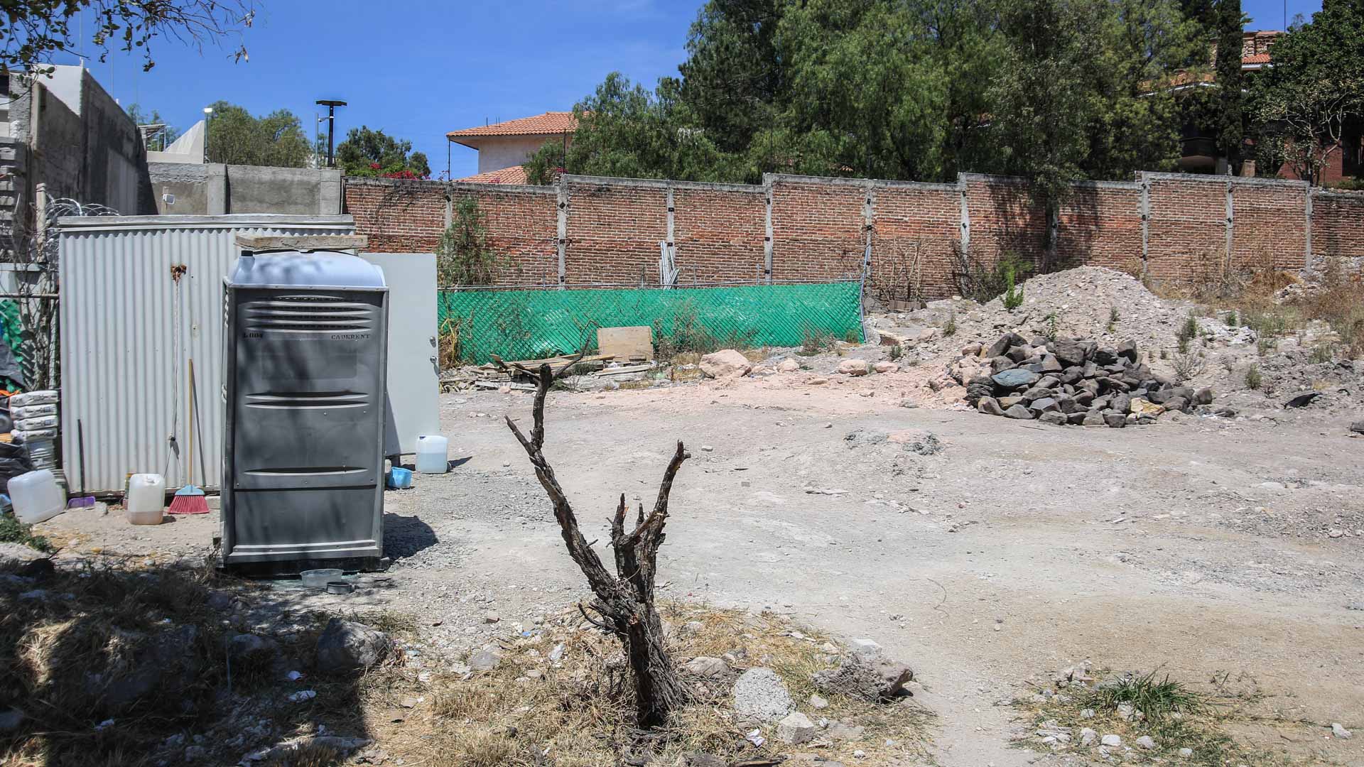 Restos de la obra privada de Gabriel Padilla permanecen e invaden Foto: Juan José Plascencia