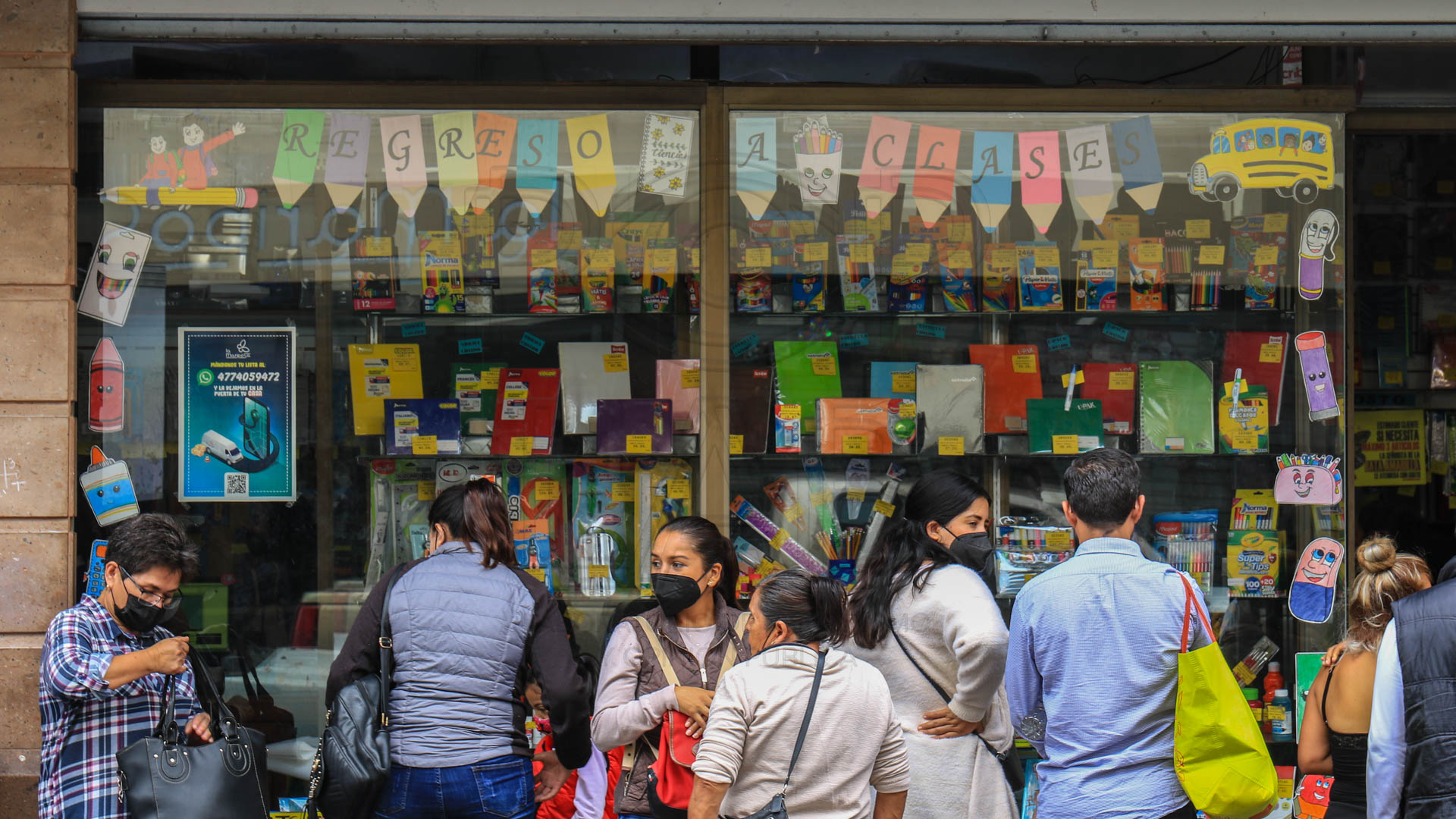 Padres buscando los mejores precios para el regreso a clases Foto: Juan José Plascencia