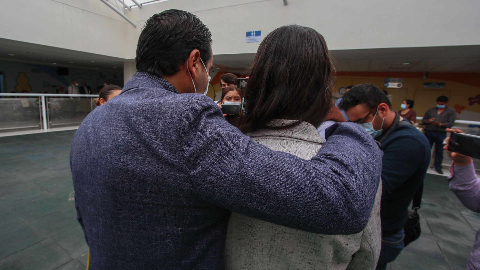 Gabriela y su esposo, también despedido por el doctor Rojas.