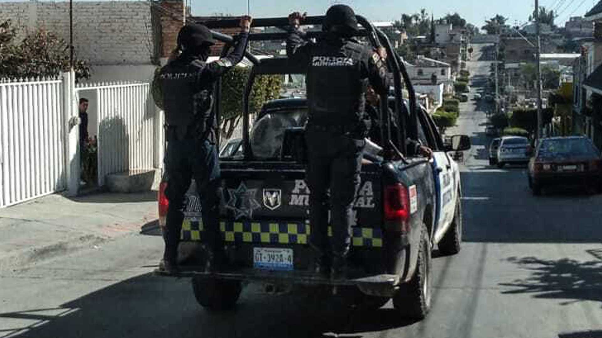 El arresto, por no usar cubrebocas por parte de oficiales, algunos sin cubrebocas. Fotos: especiales