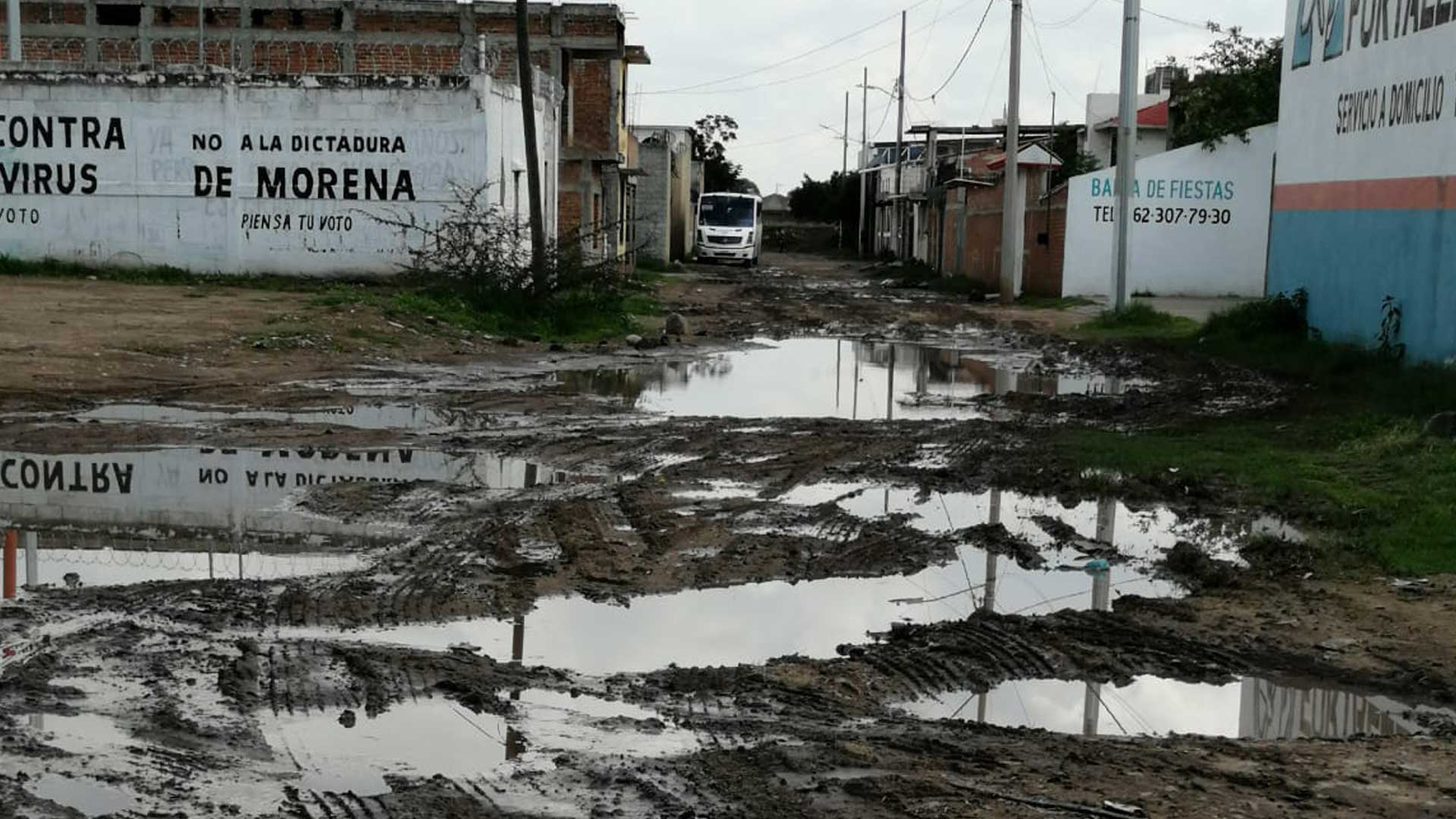 El mismo lodazal, las mismas condiciones, el mismo tejido social... roto.
