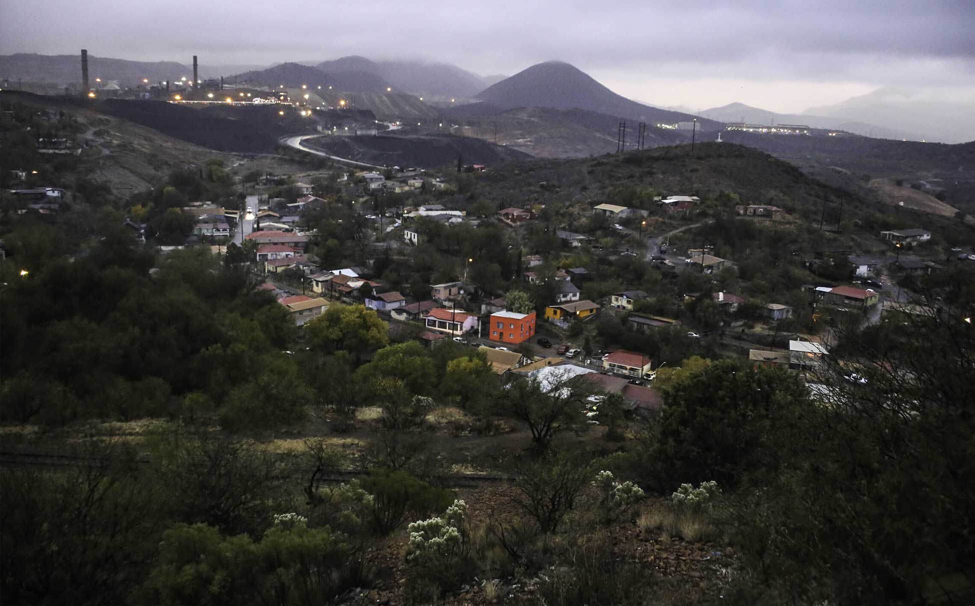 Vista general del Ejido Cananea, Sonora, tomada el 19 de noviembre de 2019, mientras de fondo se observa la mina Buena Vista del Cobre que rodea a la población sonorense. Foto: Alicia Fernández.