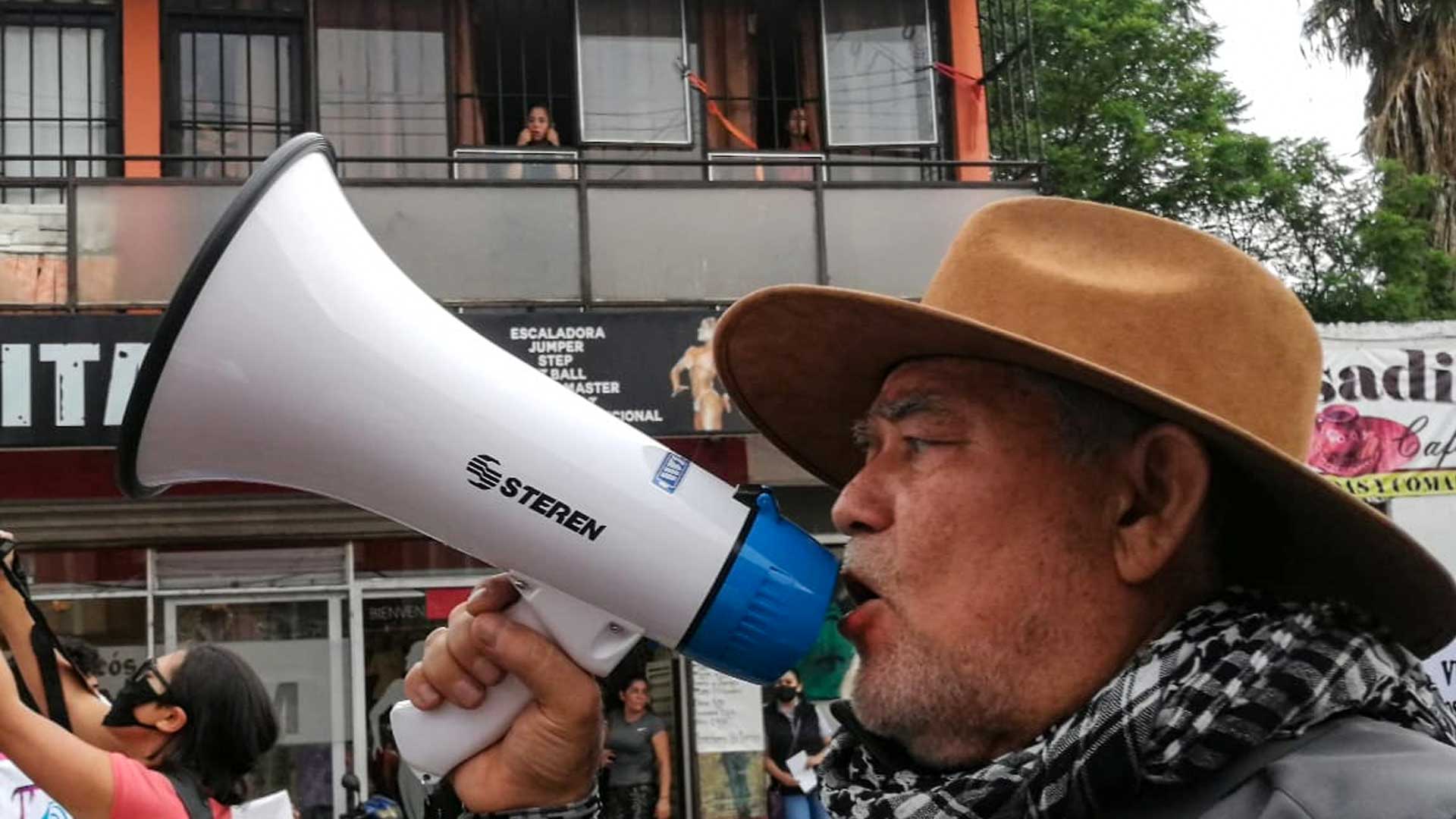 El señor Julio, fundador de la Caravana Internacional, busca a su hija, Thania Sánchez, desaparecida en Coahuila en 2012.