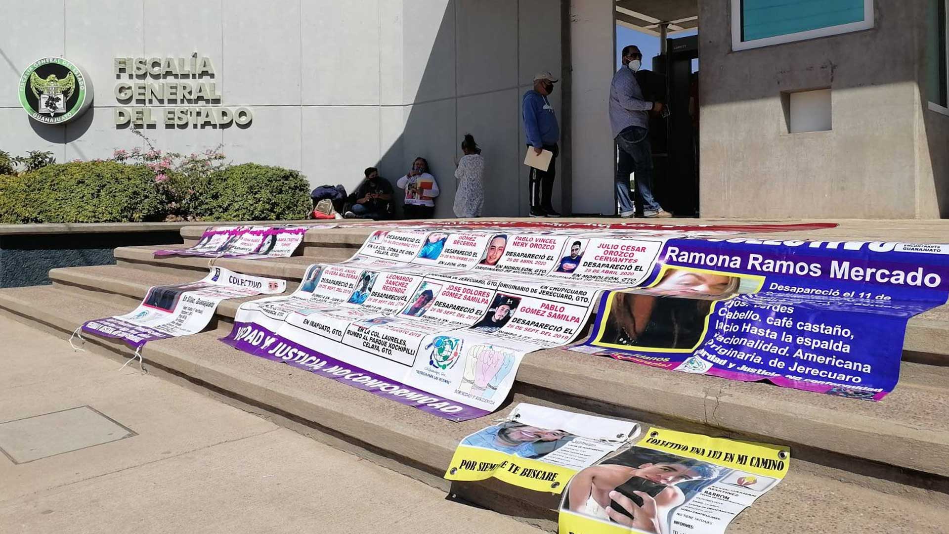 Las familias, en instalaciones de la Fiscalía. Fotos: Verónica Espinosa.