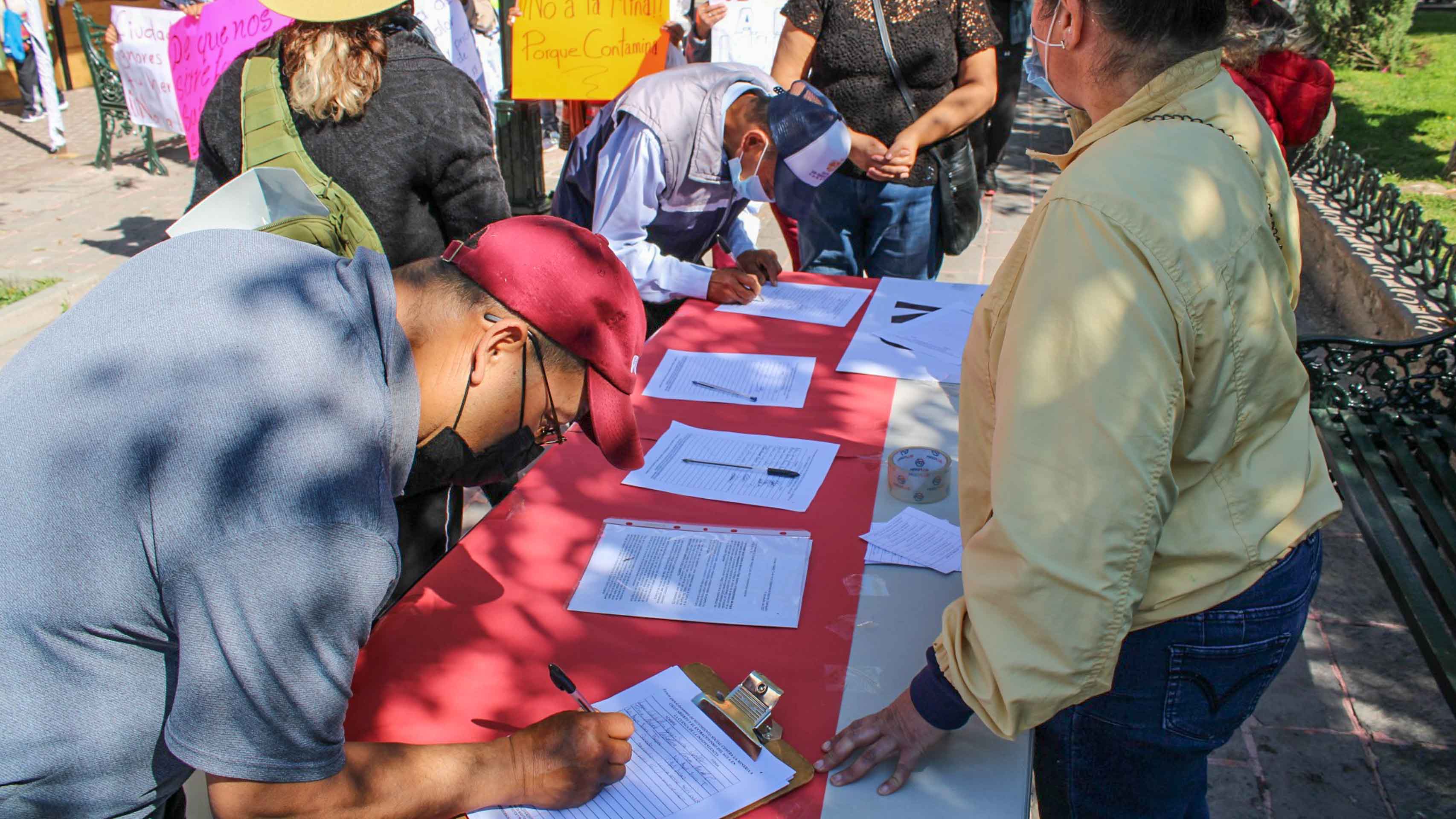 Con cada marcha se instala también una mesa para recolectar firmas de los ciudadanos que se adhieren a la protesta contra la mina a cielo abierto. Todas las fotos: Alonso Merino Lubetzky.