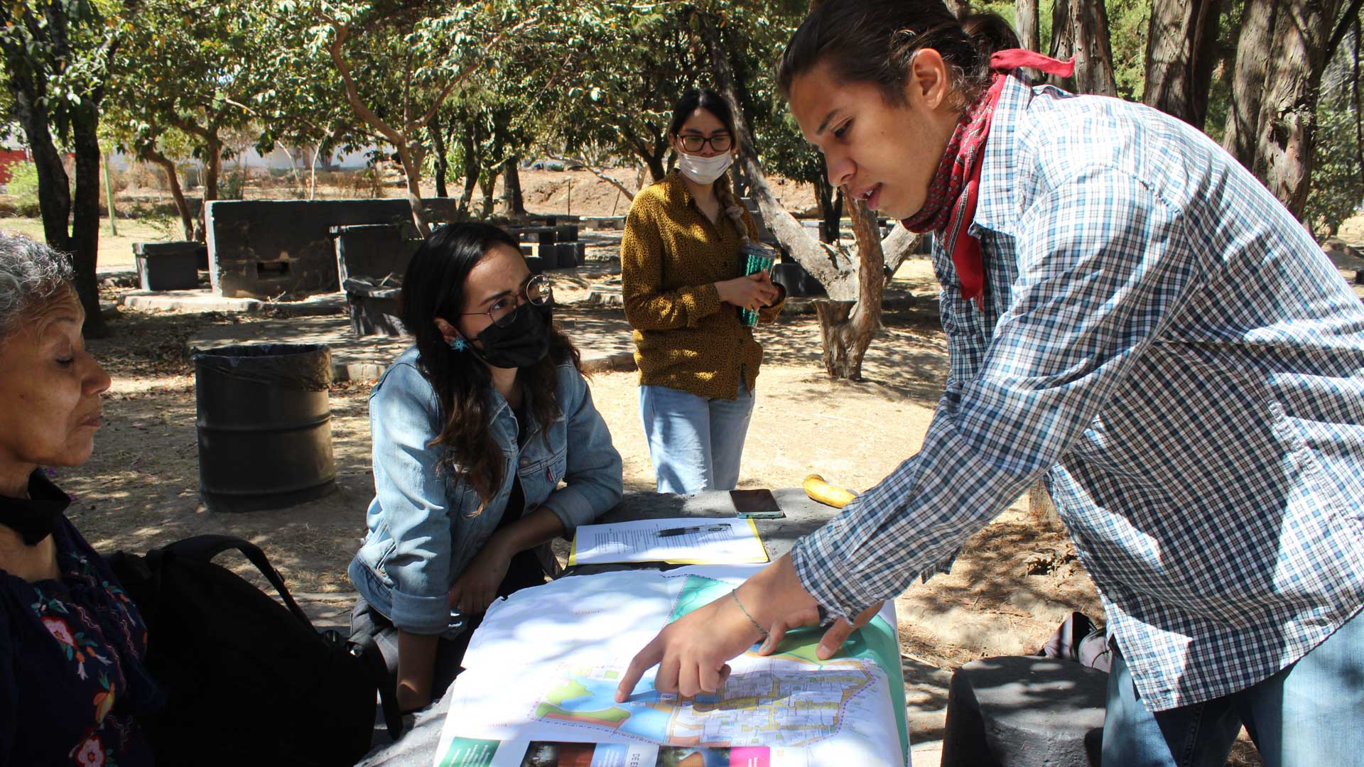 Jassiel explica las zonas amenazadas por la privatización del espacio. Foto: Ulises Brambila.