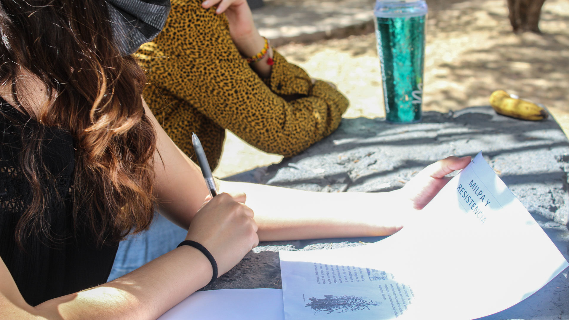 Mario comparte su texto Milpa y resistencia. Foto: Ulises Brambila.