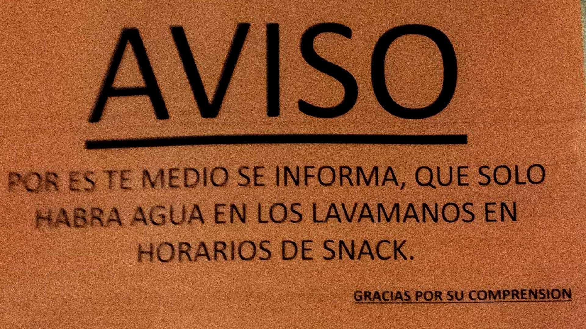 Letrero en los baños de la planta. Fotos: especiales