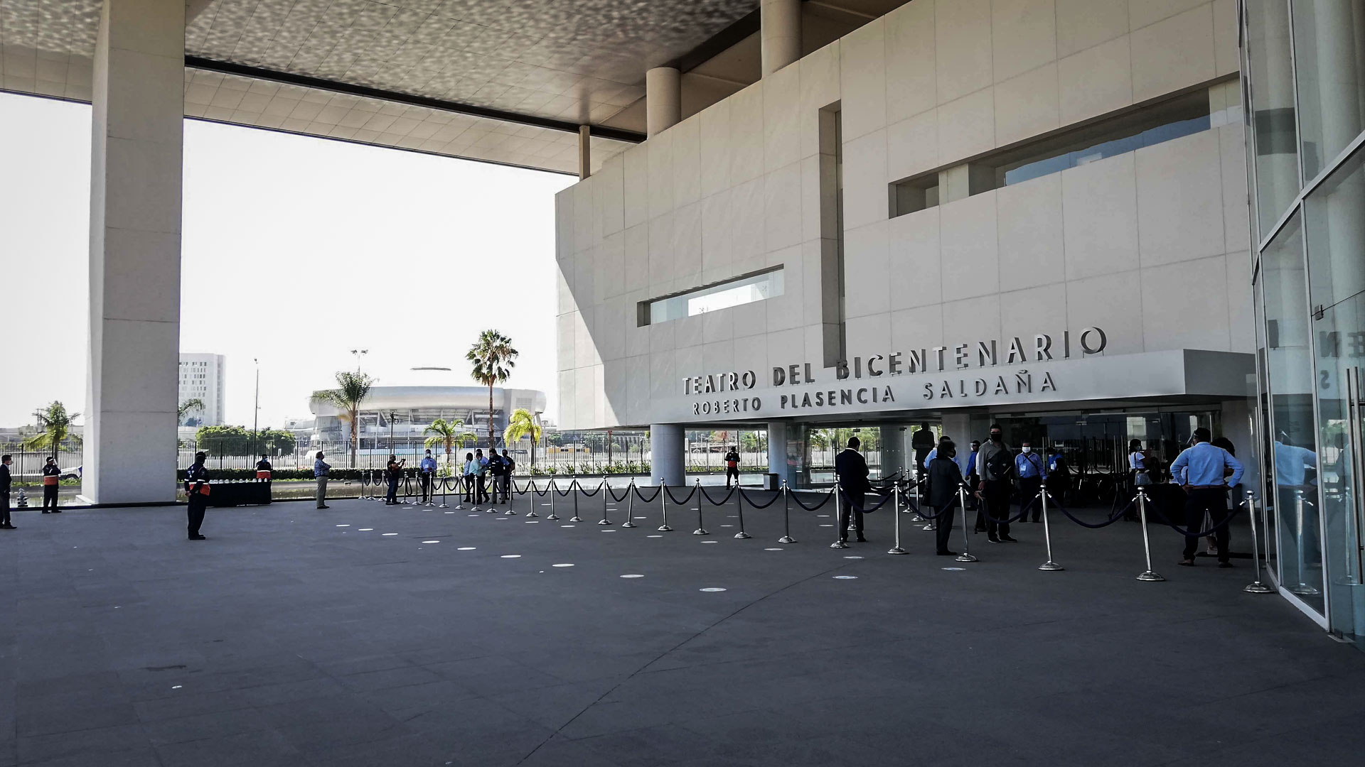 Minucioso operativo sanitario previo al acceso al teatro para el acto del gobernador, el pasado primero de junio. Foto: Martha Silva