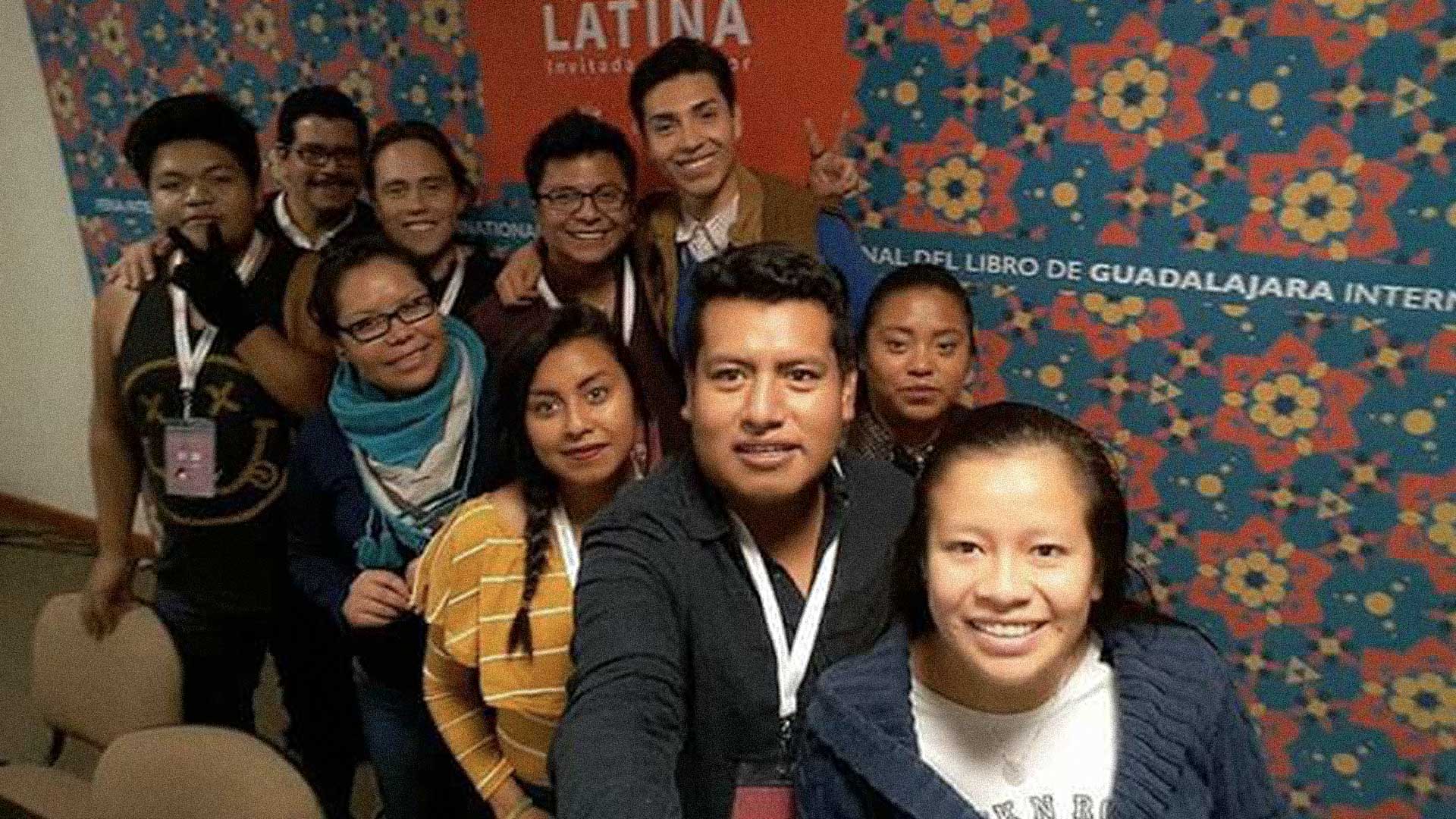 Algunos integrantes de Tlioli Ja, en la Feria del Libro en Guadalajara, donde presentaron una ponencia. Joss, de mascada azul. Foto: cortesía