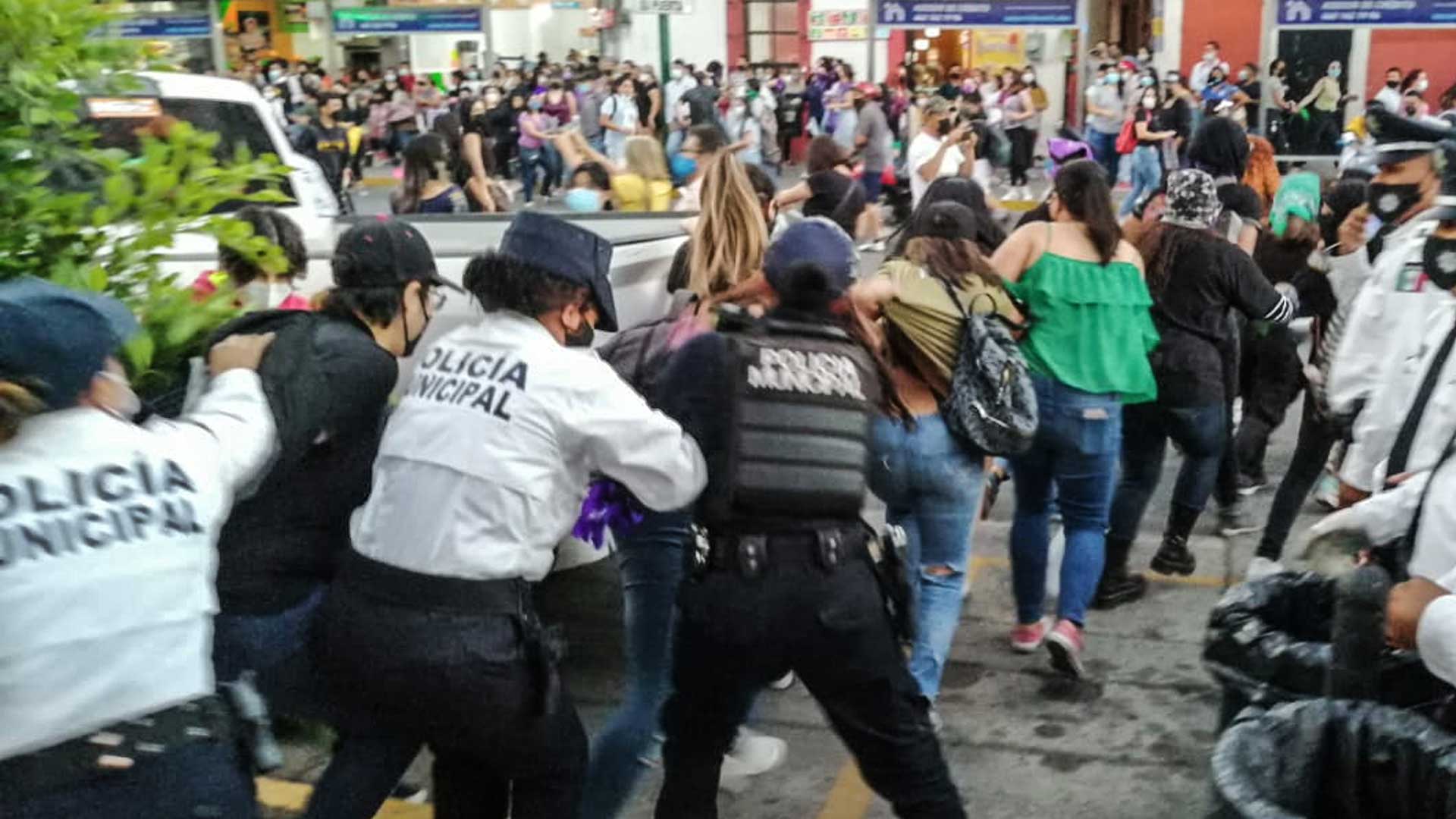Hubo jaloneos en la protesta en Irapuato. Foto: Edith Domínguez