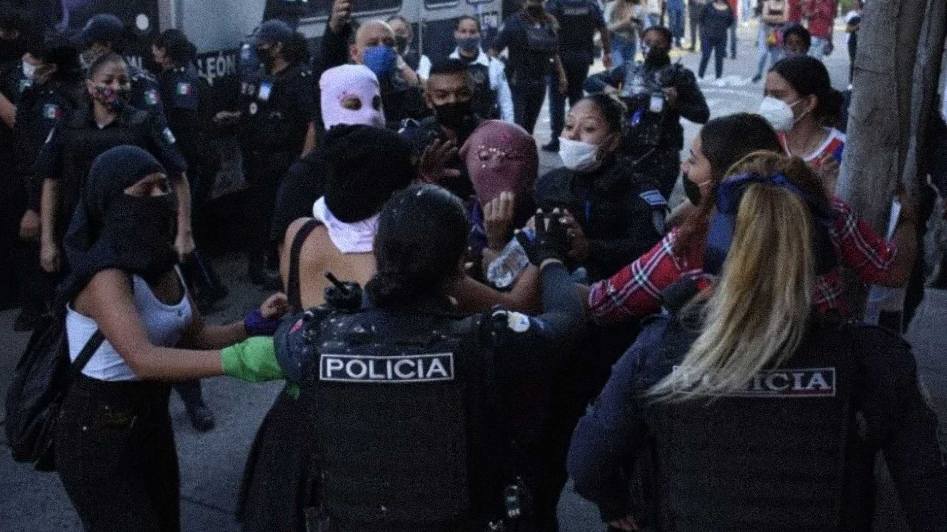 El director de seguridad pública de León, Jorge Guillén Rico, captado durante las protestas y la represión en una foto del peiródico A. M.