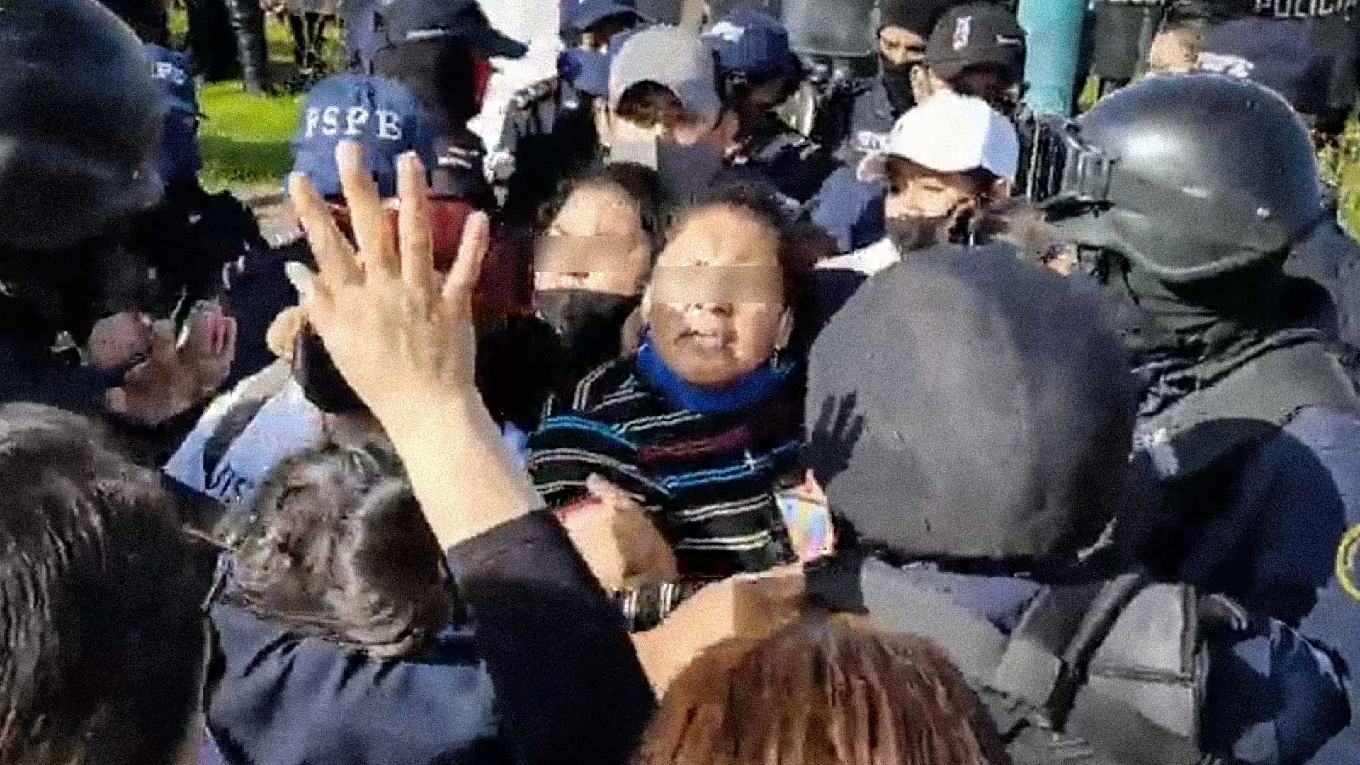 Reprimen manifestación en la glorieta Santa Fe, en la capital del estado.