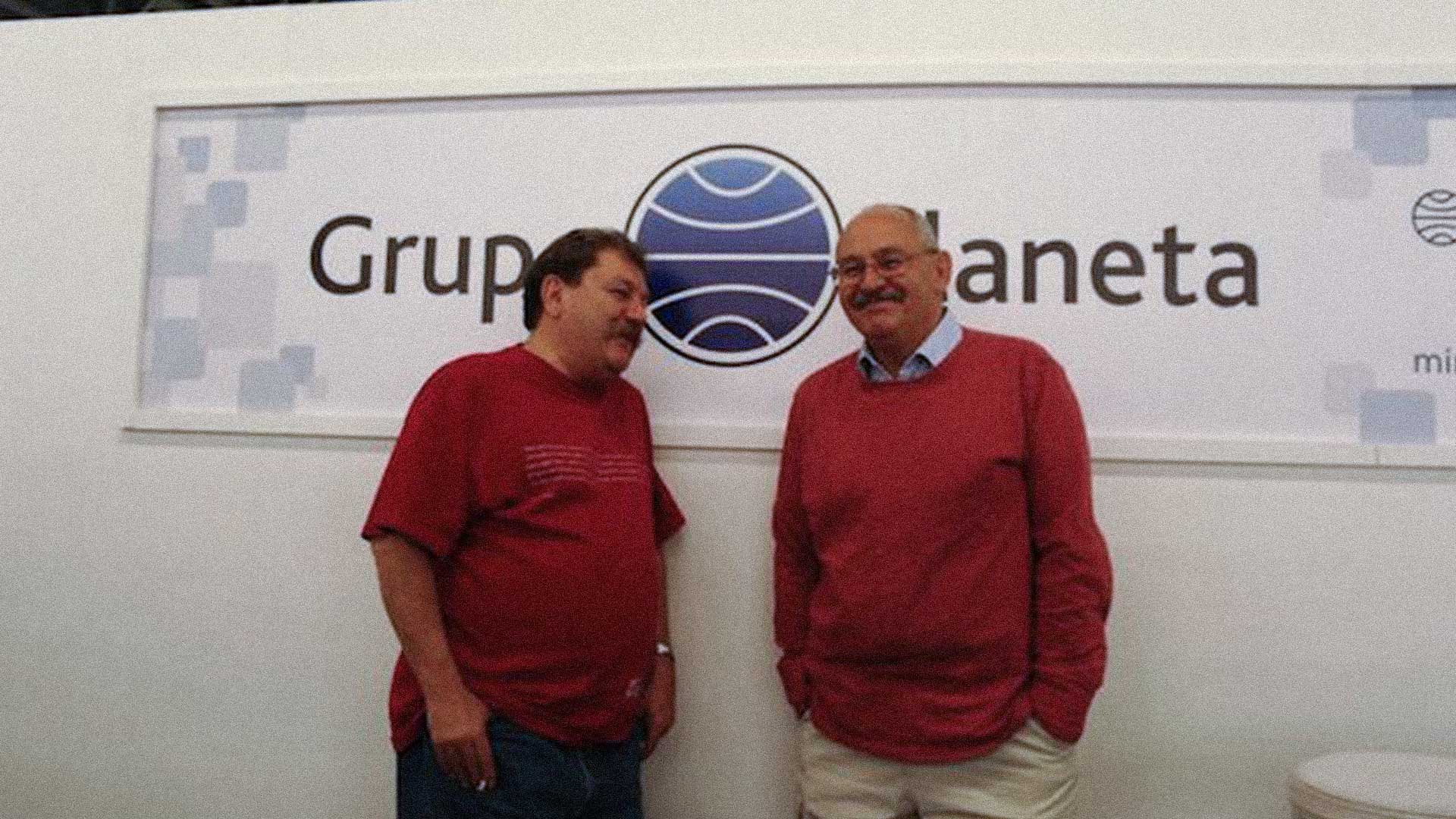 Con su hermano Paco, en el grupo Planeta. Foto: Cortesía Facebook/Pako Bernal