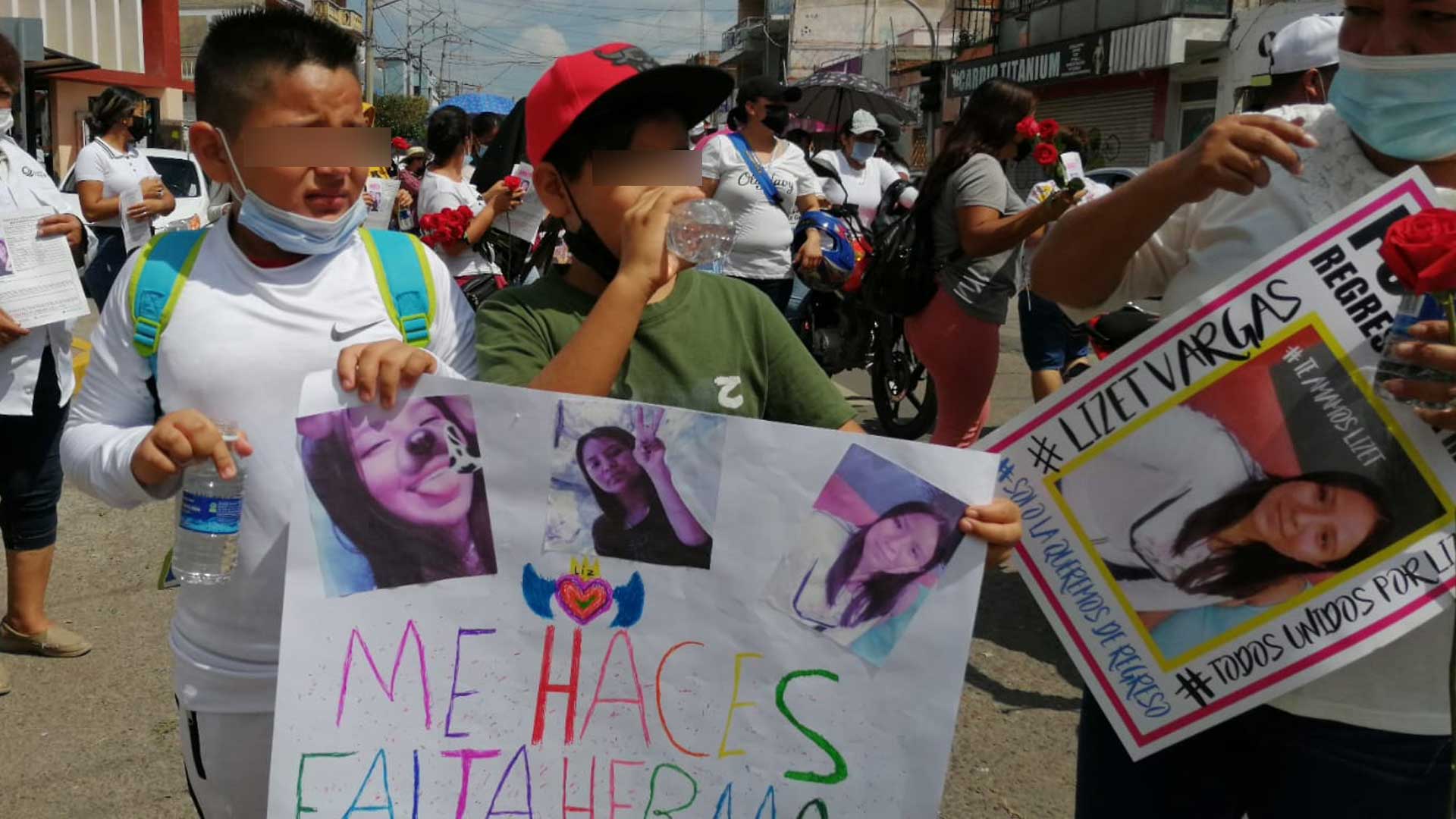 Deberían estar jugando. Buscan a su hermana.