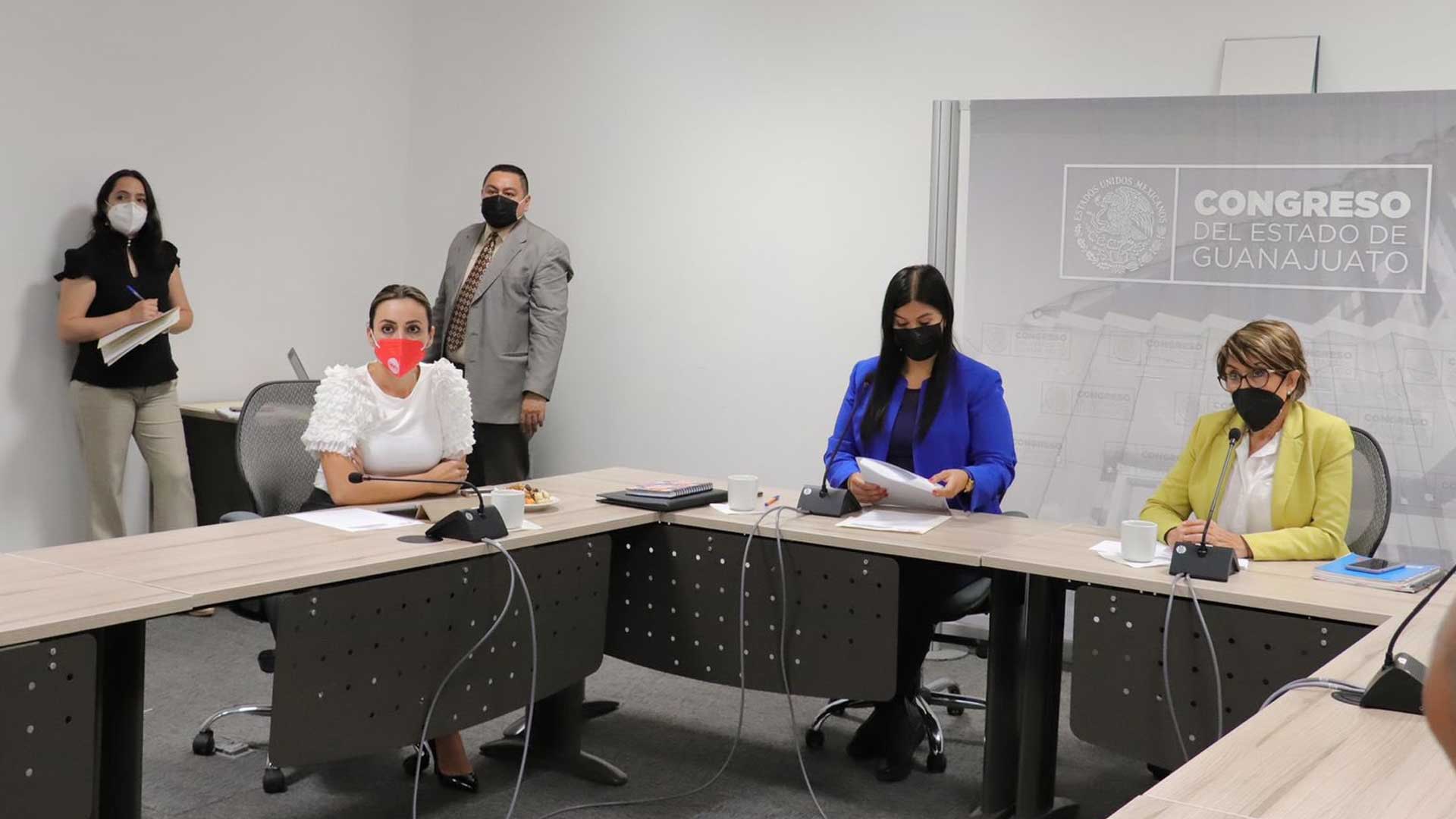 Diputadas en la sesión de instalación de la comisión de Educación. Fotografías especiales