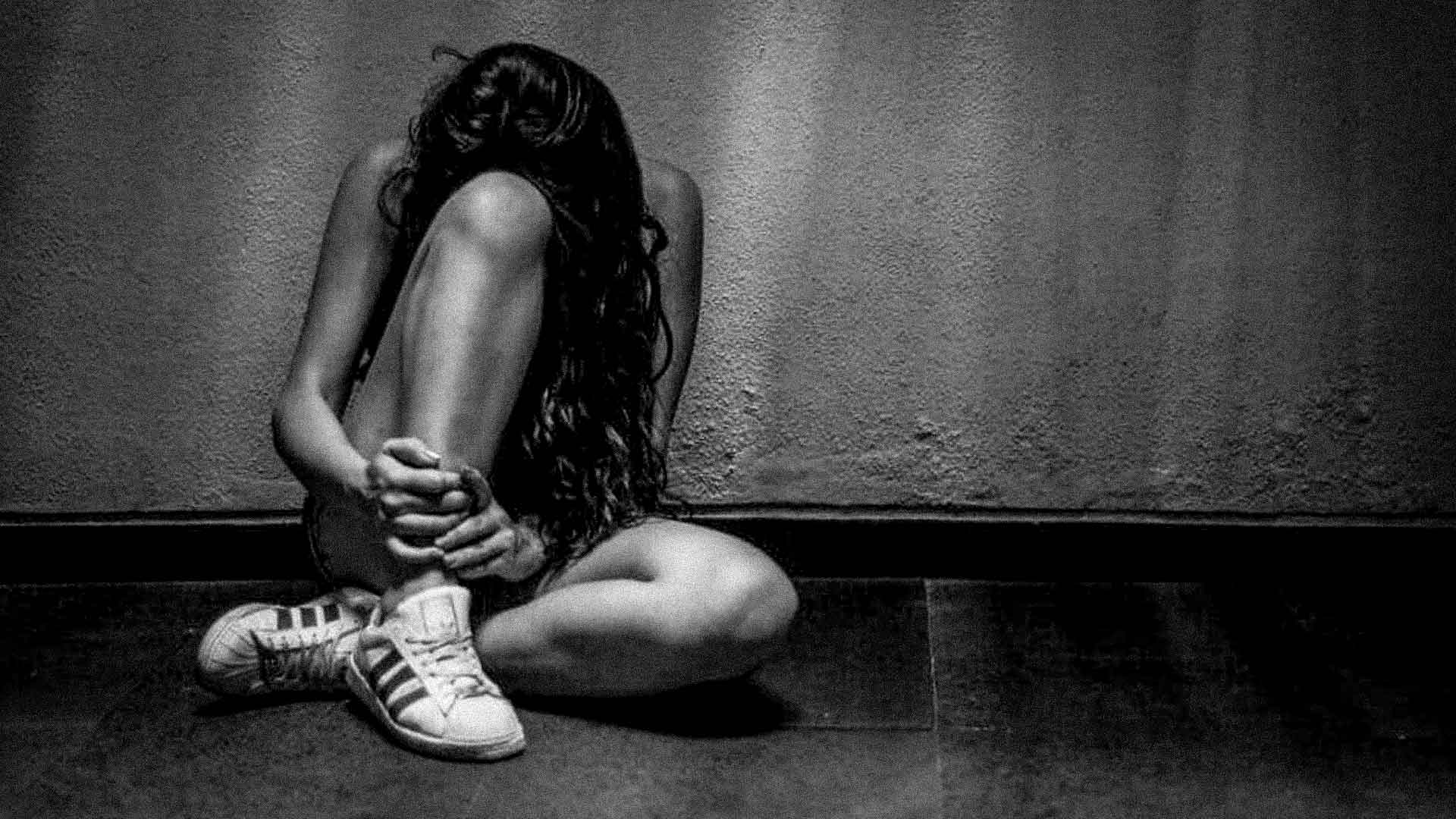 Se emitió una orden de restricción y está de por medio una demanda por violencia familiar.