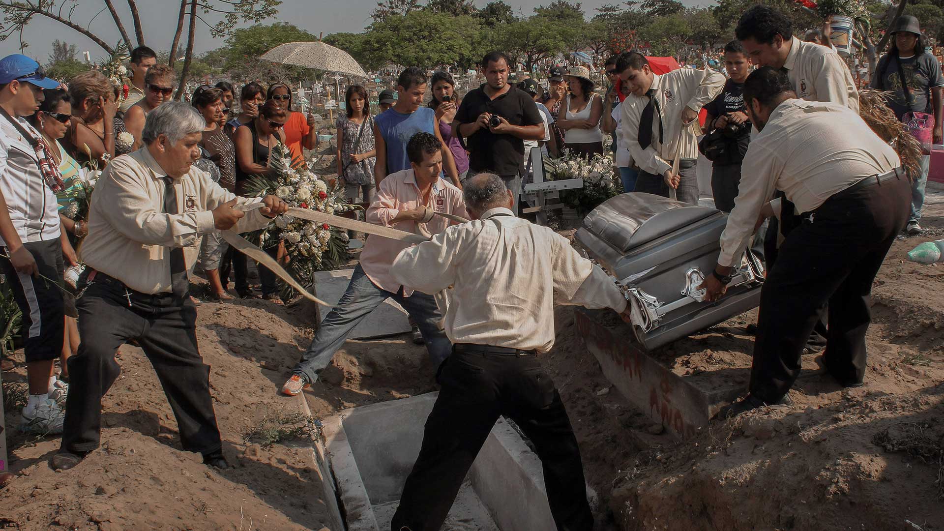 Sepelio de los fotoperiodistas Gabriel Huge y Guillermo Luna en el panteón municipal de la ciudad de Veracruz, México, el 04 de Mayo del 2012. Foto: Félix Márquez.
