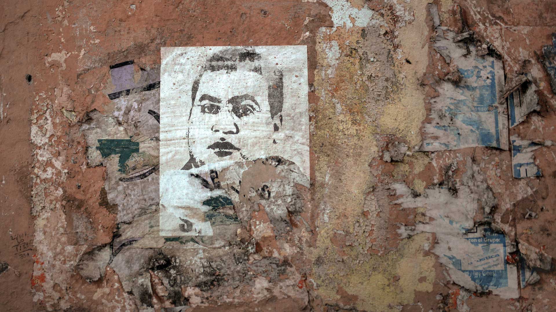 Cartel con el rostro del exgobernador del estado de Veracruz, Javier Duarte de Ochoa, colocado en una pared del Centro Histórico de Veracruz. Foto: Félix Márquez.