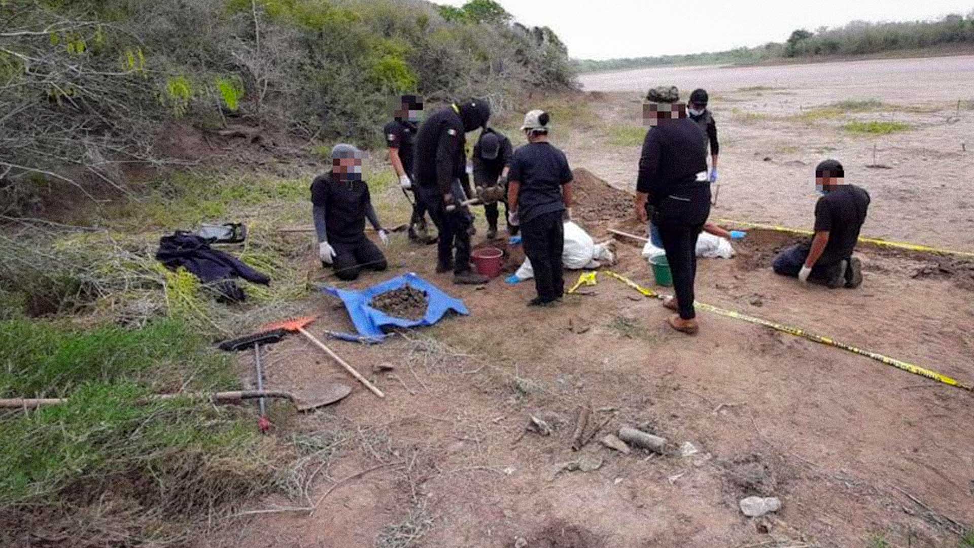 El hallazgo de fosas al pie del cuerpo de agua por elementos de la FGR. Foto: Especial.