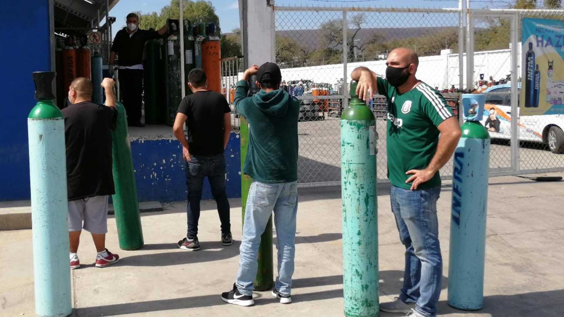 En Irapuato hacen fila para conseguir oxígeno. Foto: Edith Dommínguez 