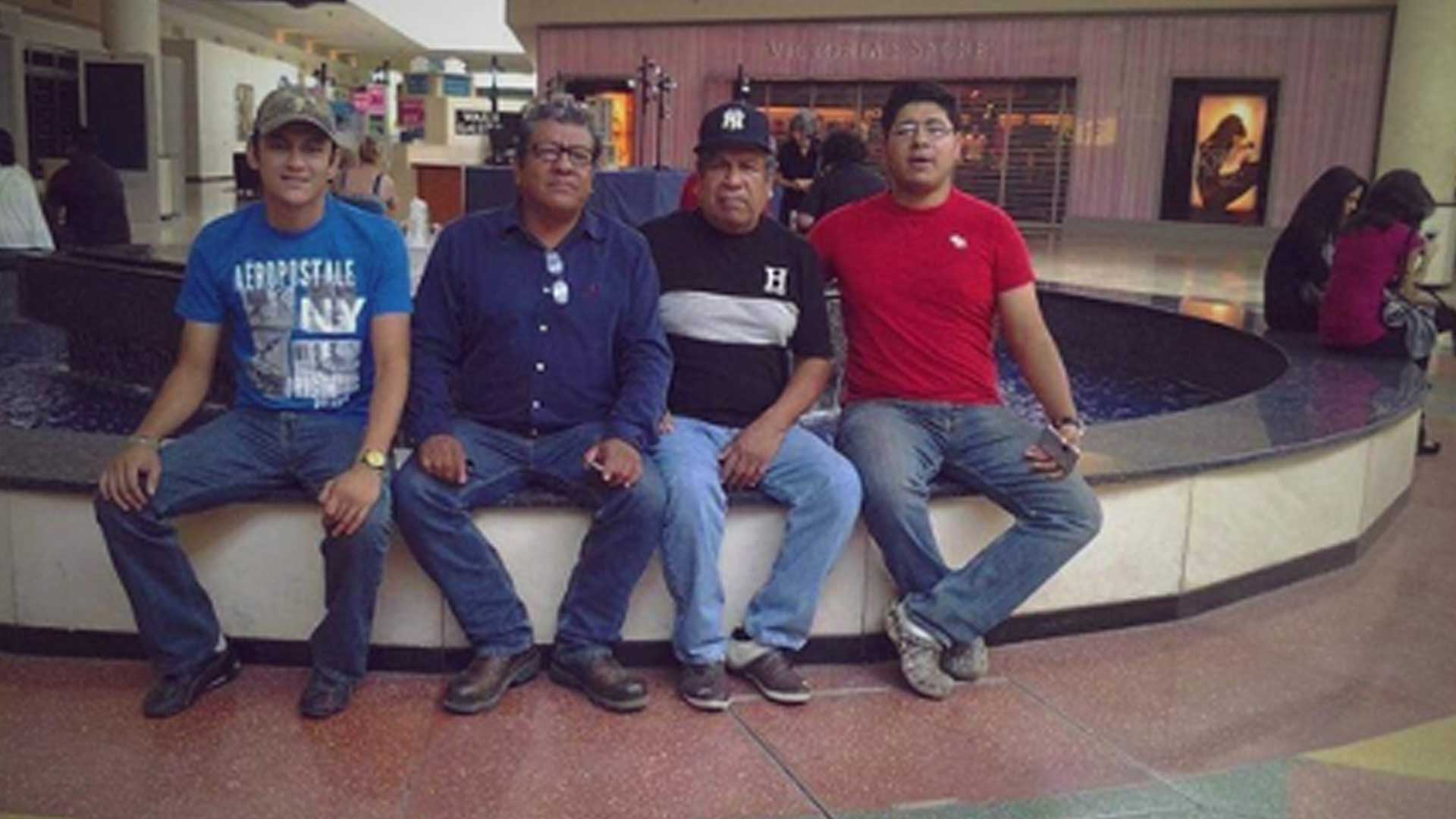 Foto de archivo de Edith Pérez. José Arturo, Nacho y Aldo, en la esquina derecha, en Houston, Texas, un día antes de su desaparición.