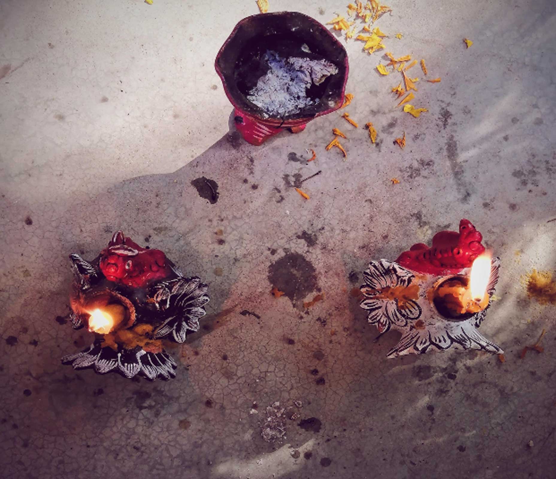 Copalera y portavelas de barro que se encuentran al frente del altar de muertos.