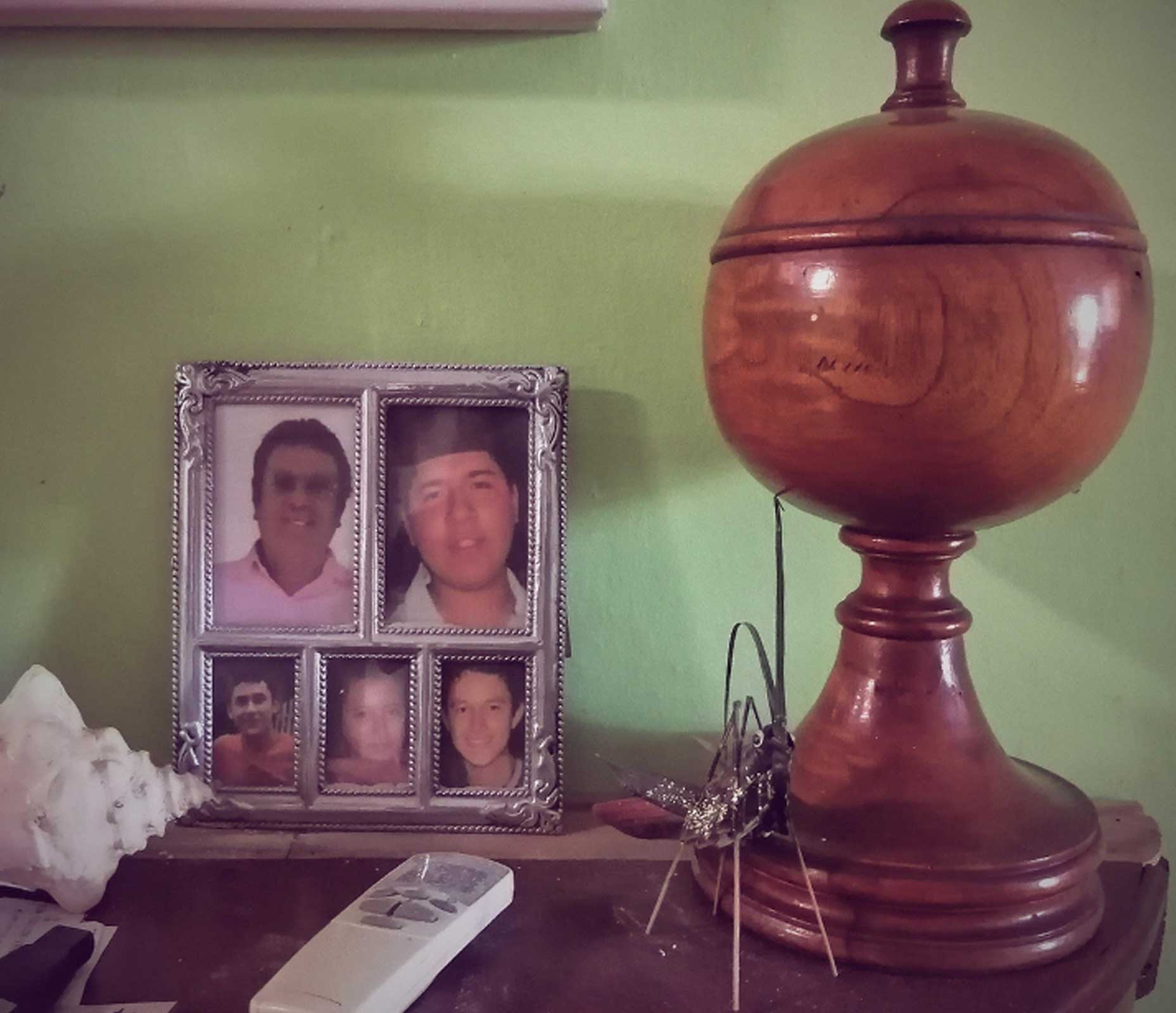 Foto de Ignacio, Aldo, José Arturo, Milynali y Alexis en la mesa de la sala de casa de los abuelos, doña Graciela y don Poli.
