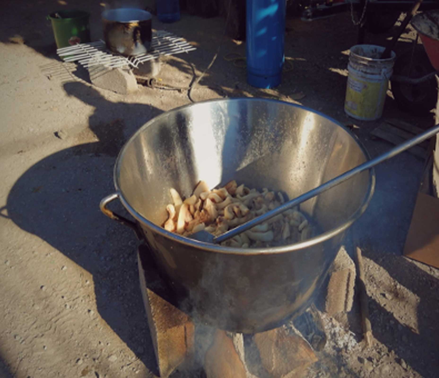El cazo con los chicharrones y cueritos.