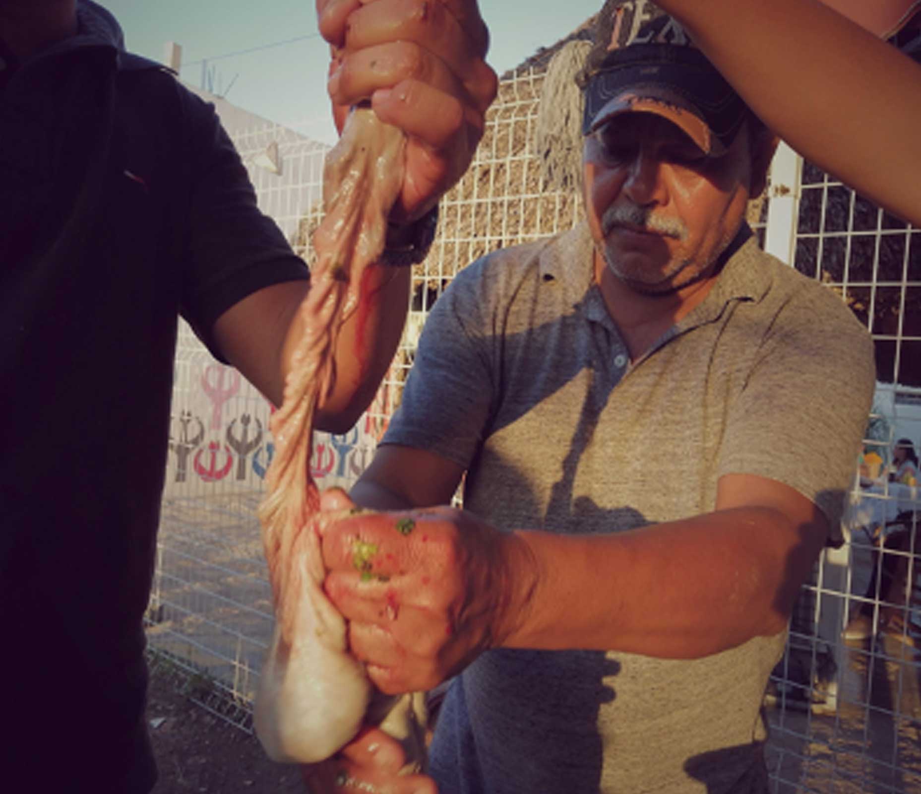 Calancho prepara la morcilla.