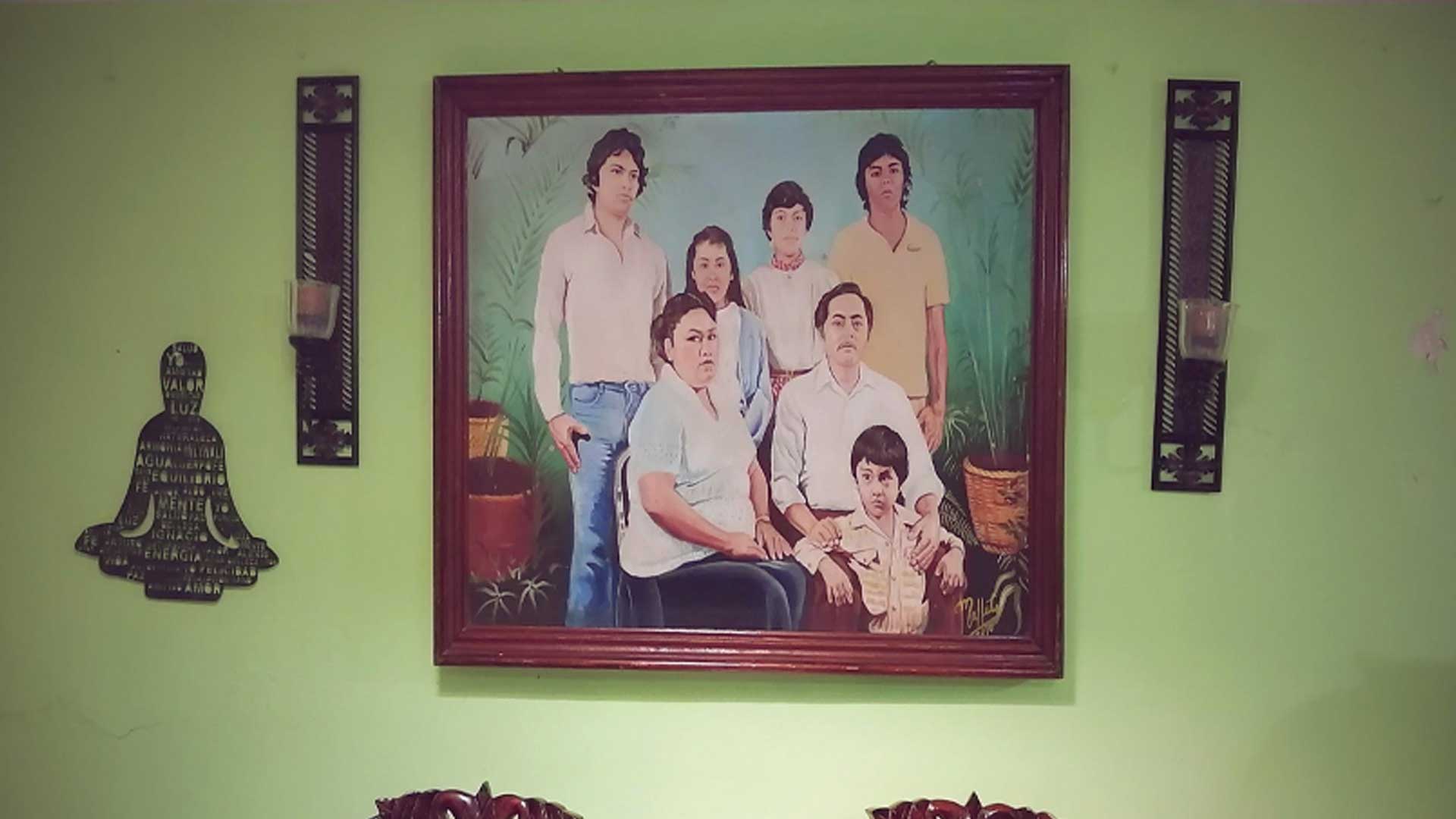 Cuadro de la familia Pérez Rodríguez en el comedor de casa de los abuelos.