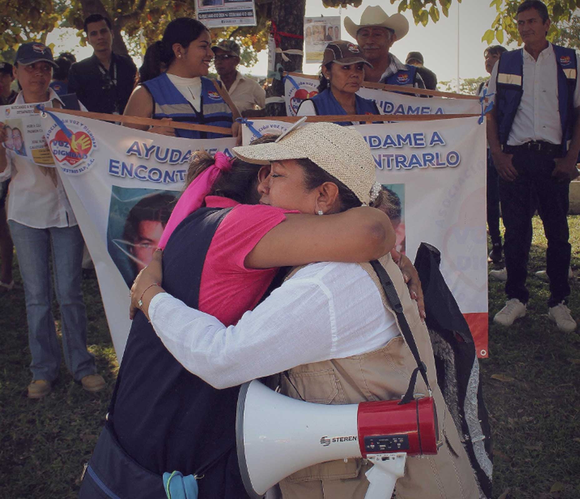 Graciela y Edith se abrazan después de una marcha en Ciudad Valles, San Luis Potosí.