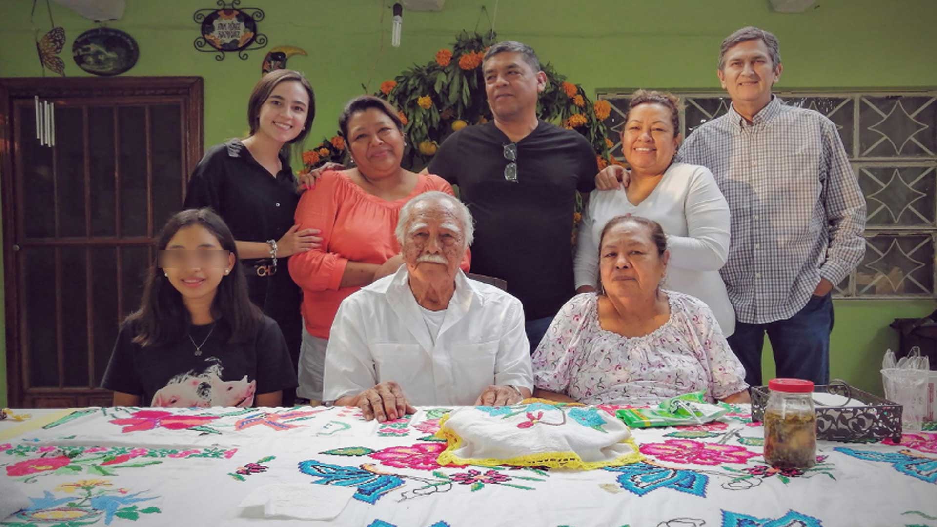 Retrato de la familia. Graciela, Polinar y Edith se encuentran atrás de sus papá don Polinar y doña Graciela en la celebración de Xantolo