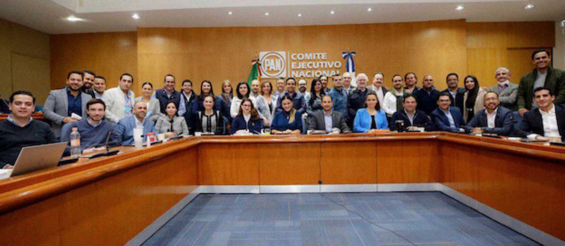 En la reunión asistieron los coordinadores parlamentarios Jorge Romero y Julen Rementería, así como los responsables de alcaldes, Alejandra Gutiérrez; de diputados locales, Enrique Vargas del Villar; de síndicos y regidores, Luis Alberto Aguilera Orta, y jurídico, Raymundo Bolaños Azocar.