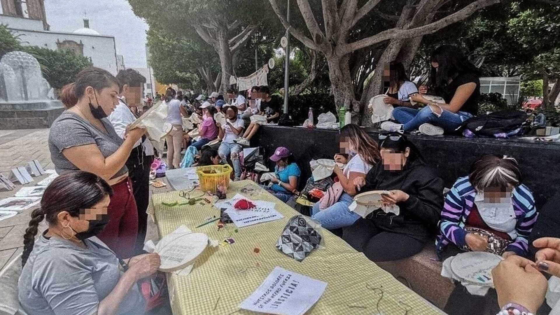 Mujeres, niños, niñas y adolescentes del colectivo Hasta Encontrarte y Una Luz en Tu Camino, Irapuato, Guanajuato. Fotografía tomada por Denisse Morales.