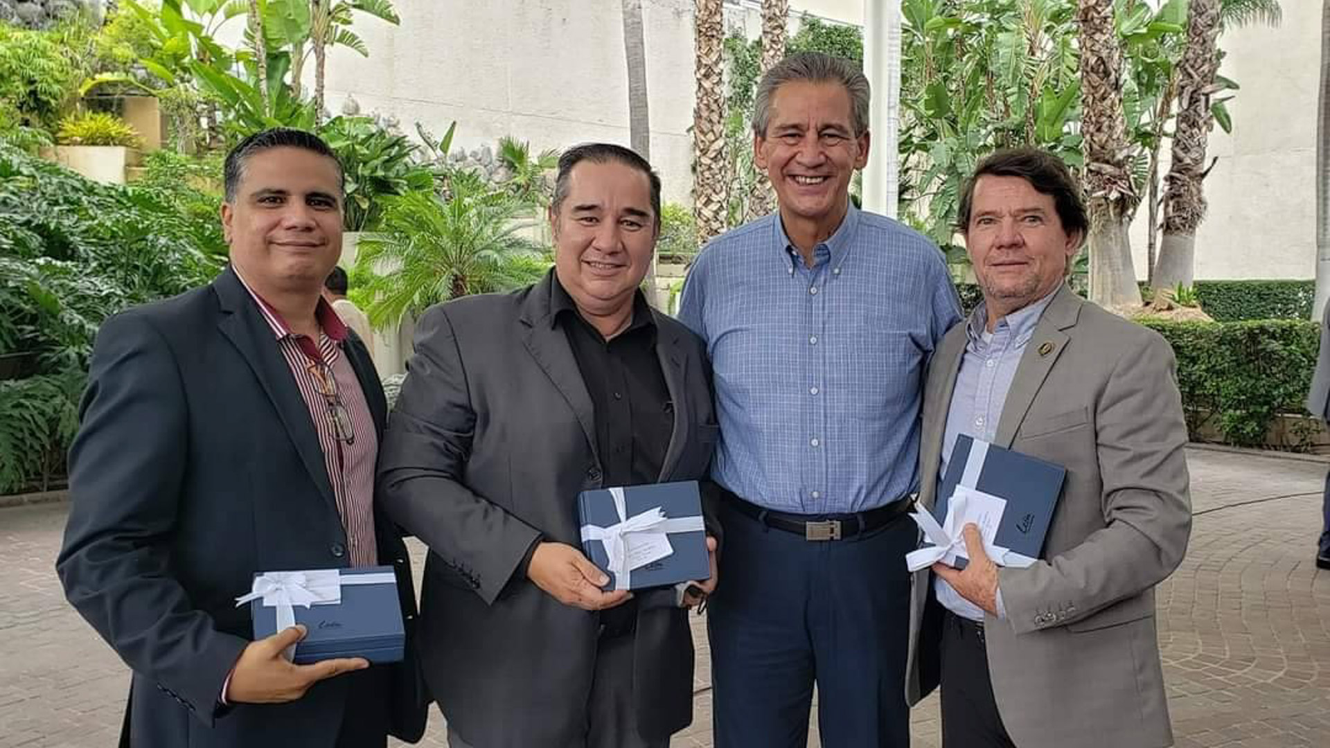 A la derecha de López Santillana posa Luis Felipe Carpizo