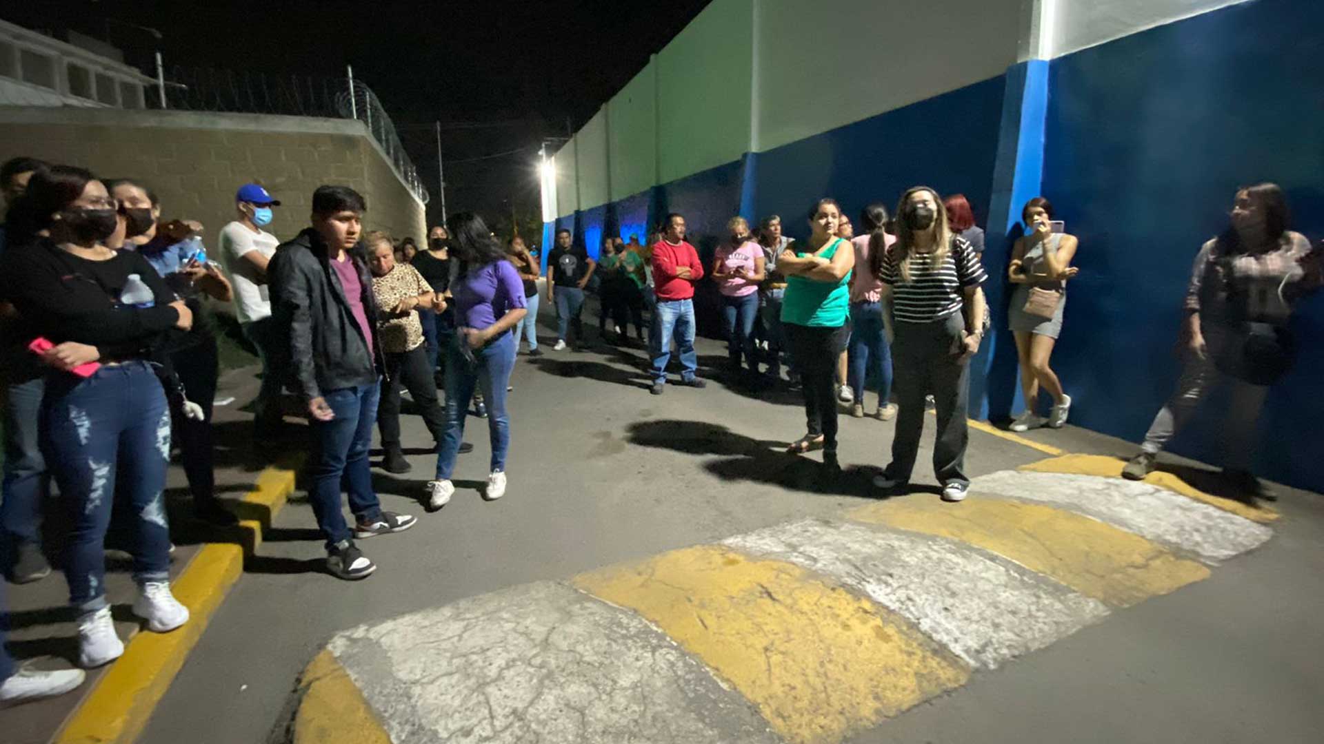 Familias esperaron afuera de los separos a las afectadas Foto: Edith Domínguez