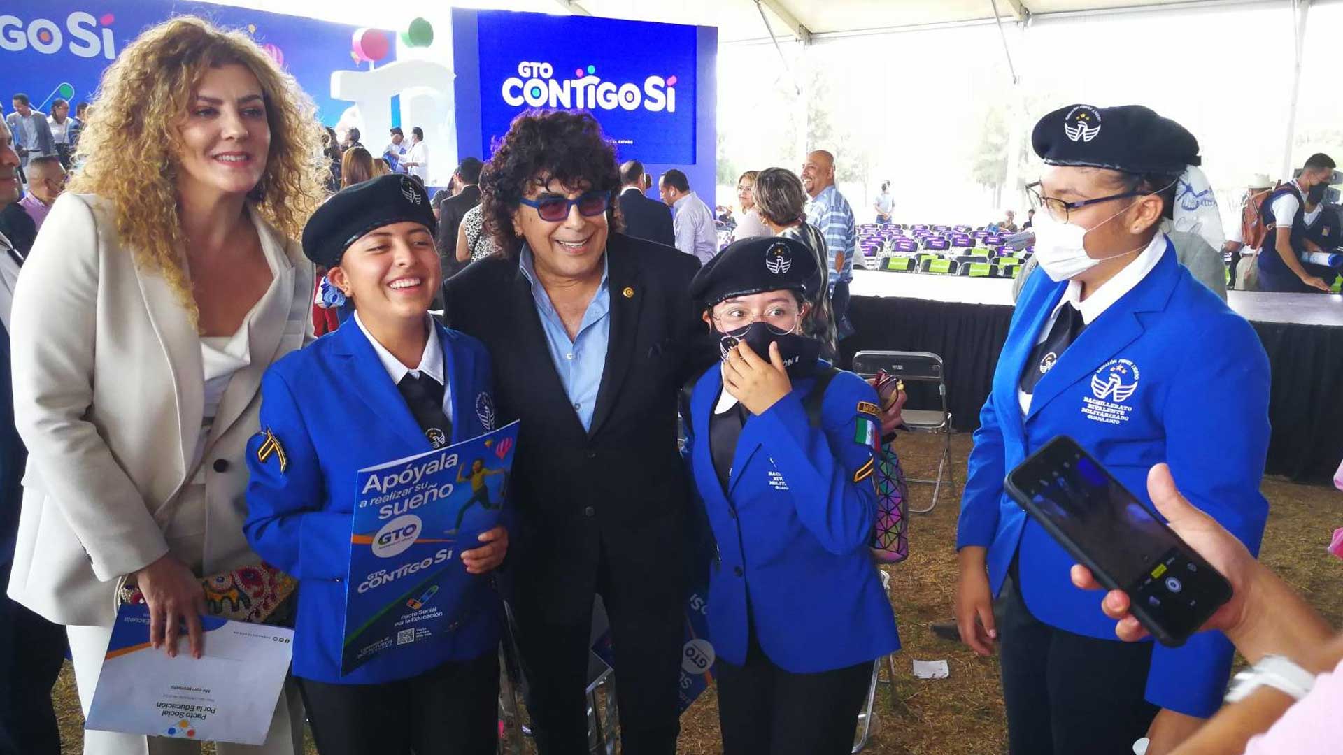 El cantante Laureano Brizuela promotor de la República Escolar en el lanzamiento del pacto