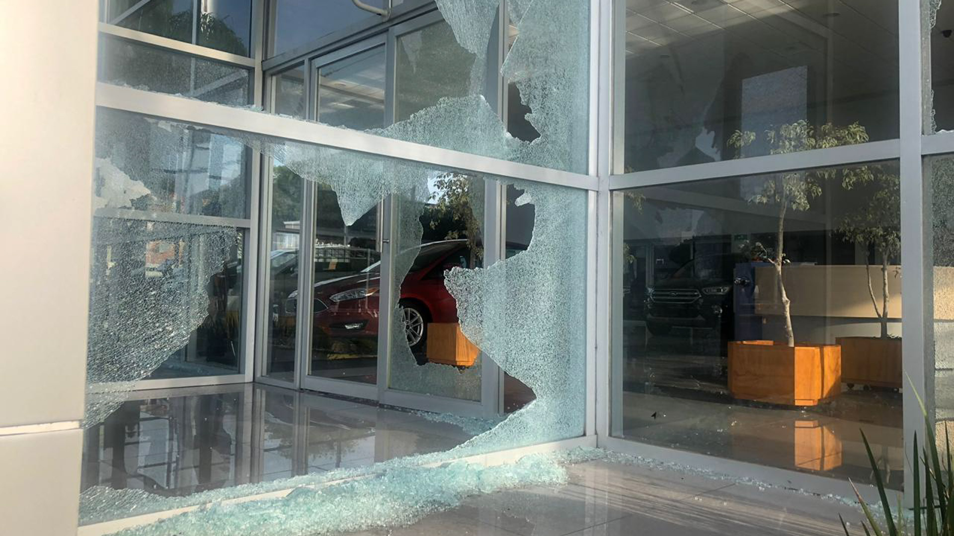 Empresarios son víctimas de extorsión. En la imagen, fachada de la agencia Ford, en Celaya, baleada en 2019; cerró poco después. Crédito: especial.