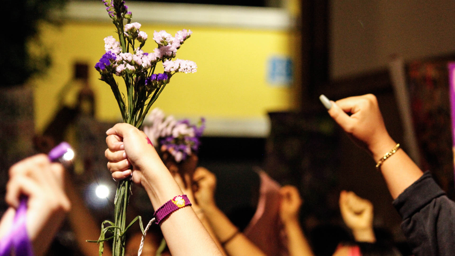 Flores y gritos para las que ya no están. Foto: Brenda Orozco