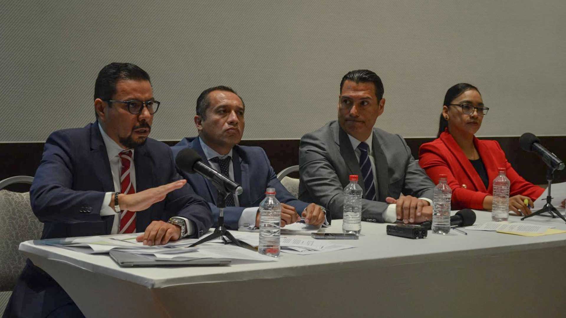 Izq: Abogado Pablo González Sierra, Mauricio Trejo Pureco, y la secretaria de Ayuntamiento, Laura González. Foto: Melissa Esquivias
