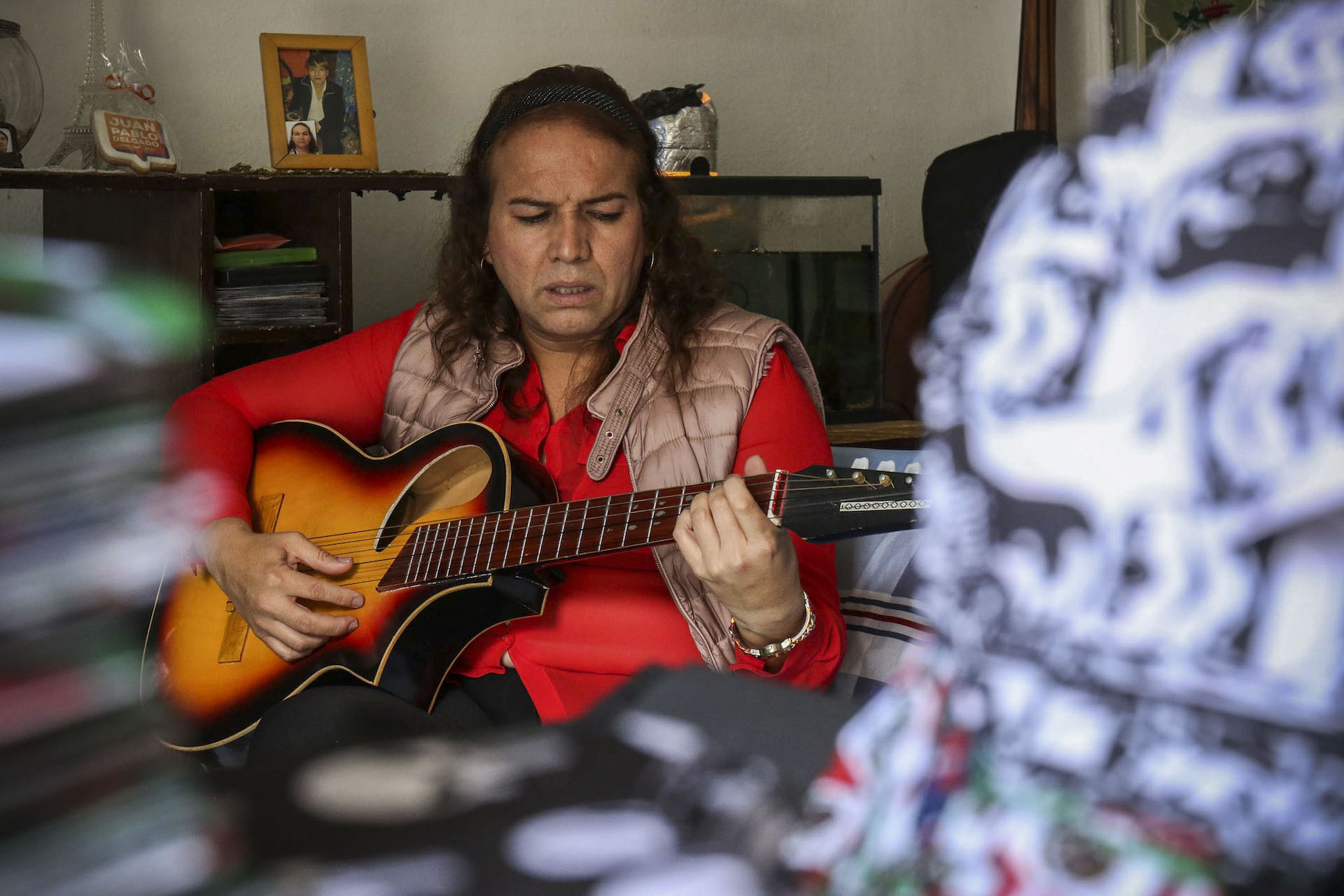 Sobrevivir. Tras el cierre de actividades, Angy dejó de tener presentaciones con su grupo musical y comenzó a fabricar cubrebocas para poder mantener a su familia. Foto: Juan José L. Plascencia.