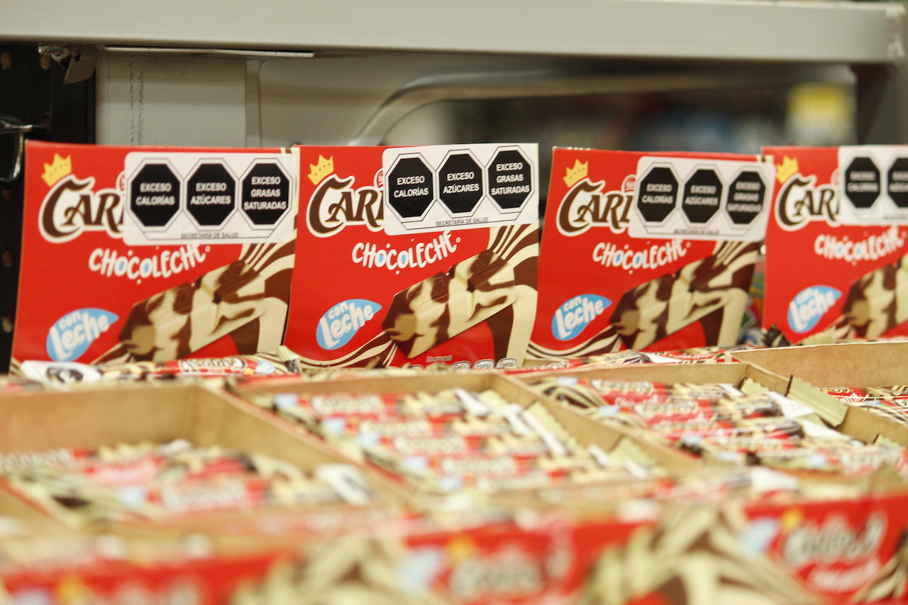 La industria trató de usar la pandemia para frenar el etiquetado en México