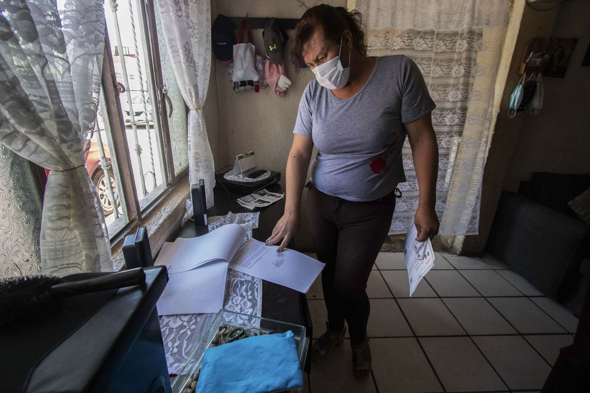 Reconocimiento. Para tener documentos acordes a su identidad de género, Claudia viajó a Jalisco para hacer el trámite, pues en su estado, Guanajuato, sólo lo puede hacer tras un costoso proceso legal que no puede asumir. Foto: Juan José L. Plascencia