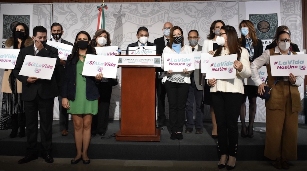 Diputados mexicanos apoyando propuestas anti aborto del Frente Nacional por la Familia. Crédito: Cámara de diputados